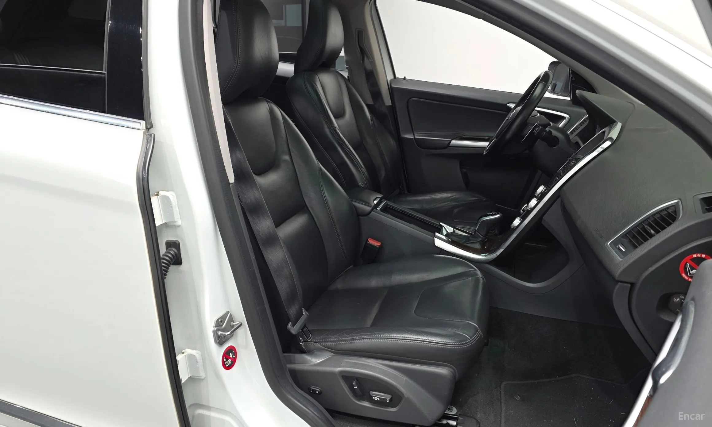 Volvo XC60 превью 11