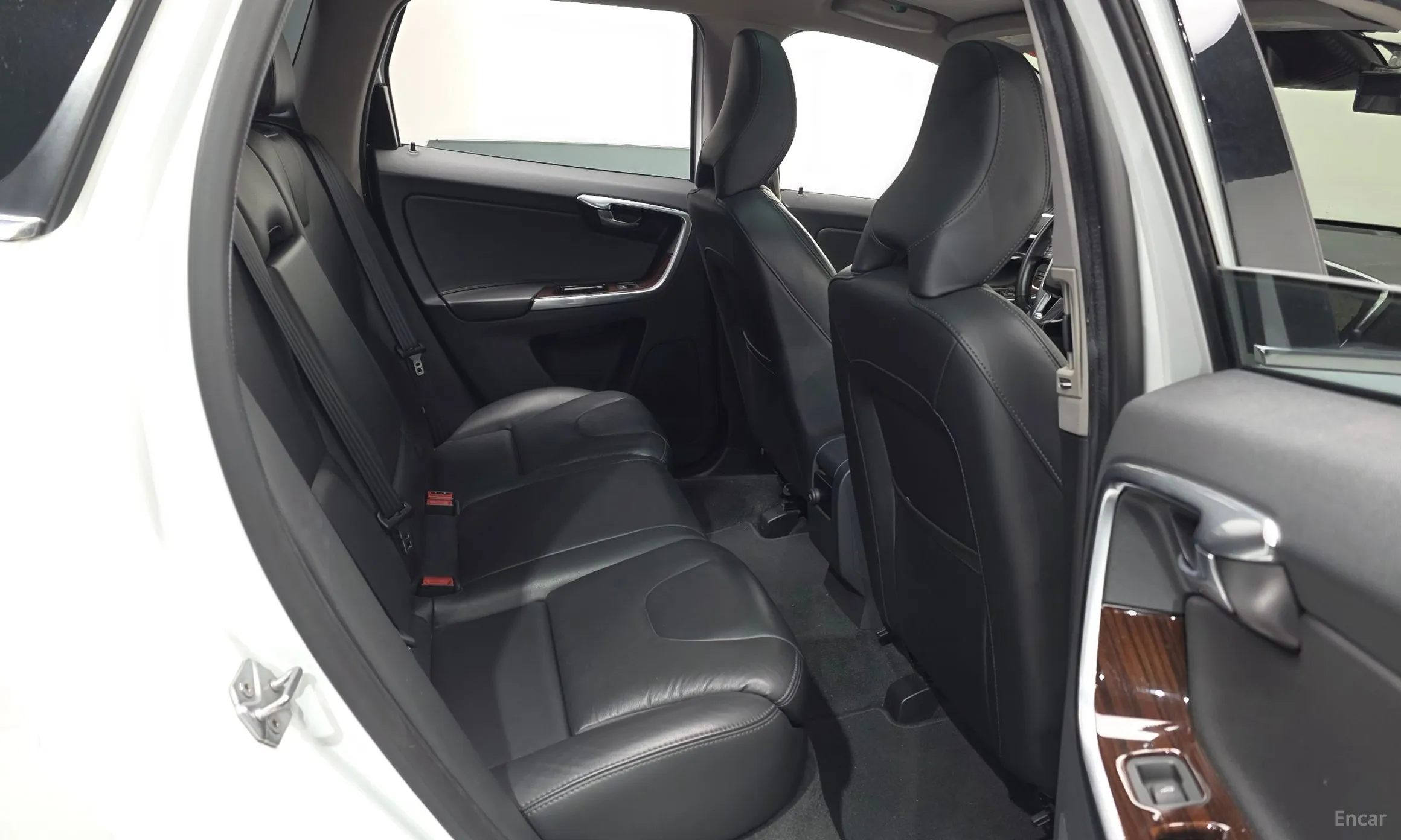Volvo XC60 превью 12