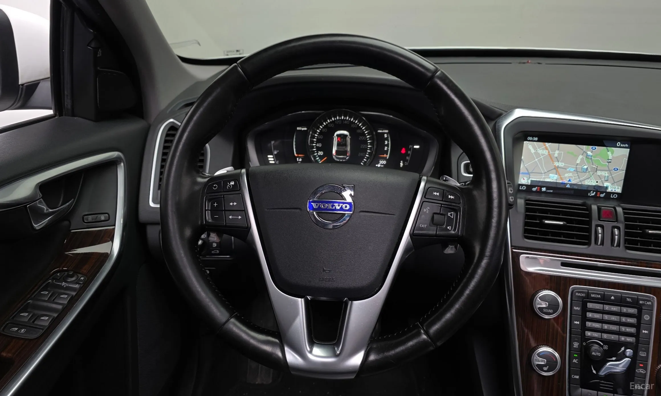 Volvo XC60 превью 13