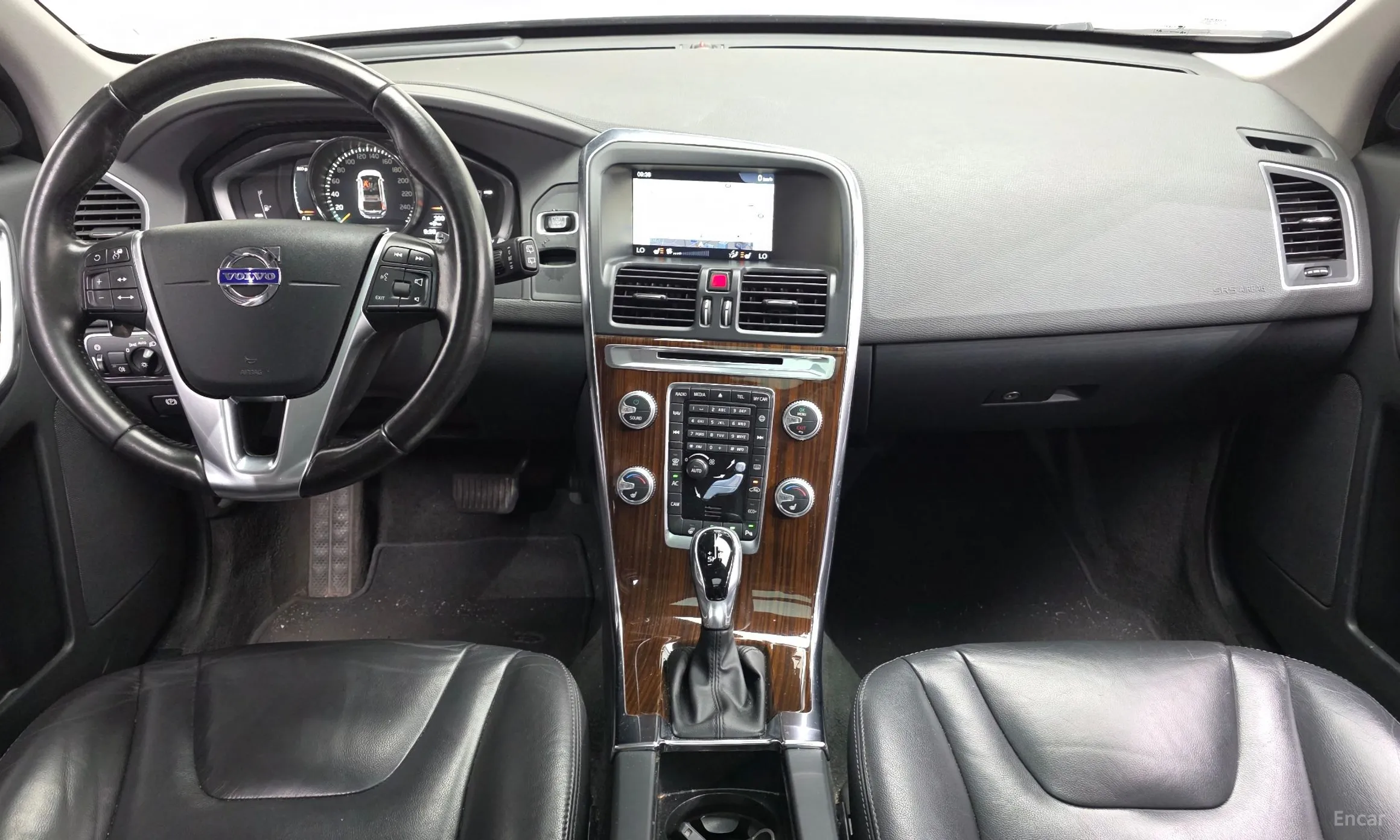 Volvo XC60 превью 7