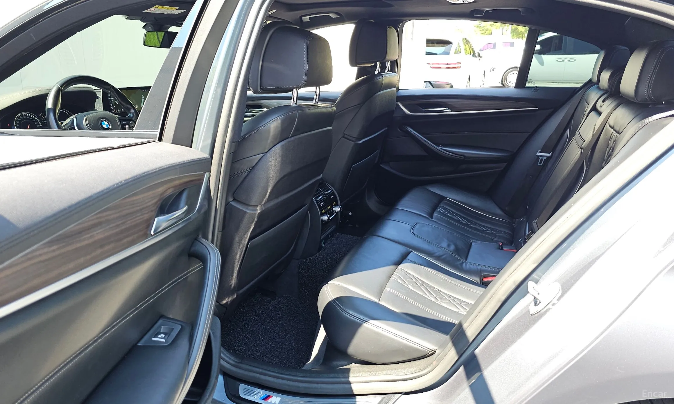 BMW 5 Series (G30) превью 12