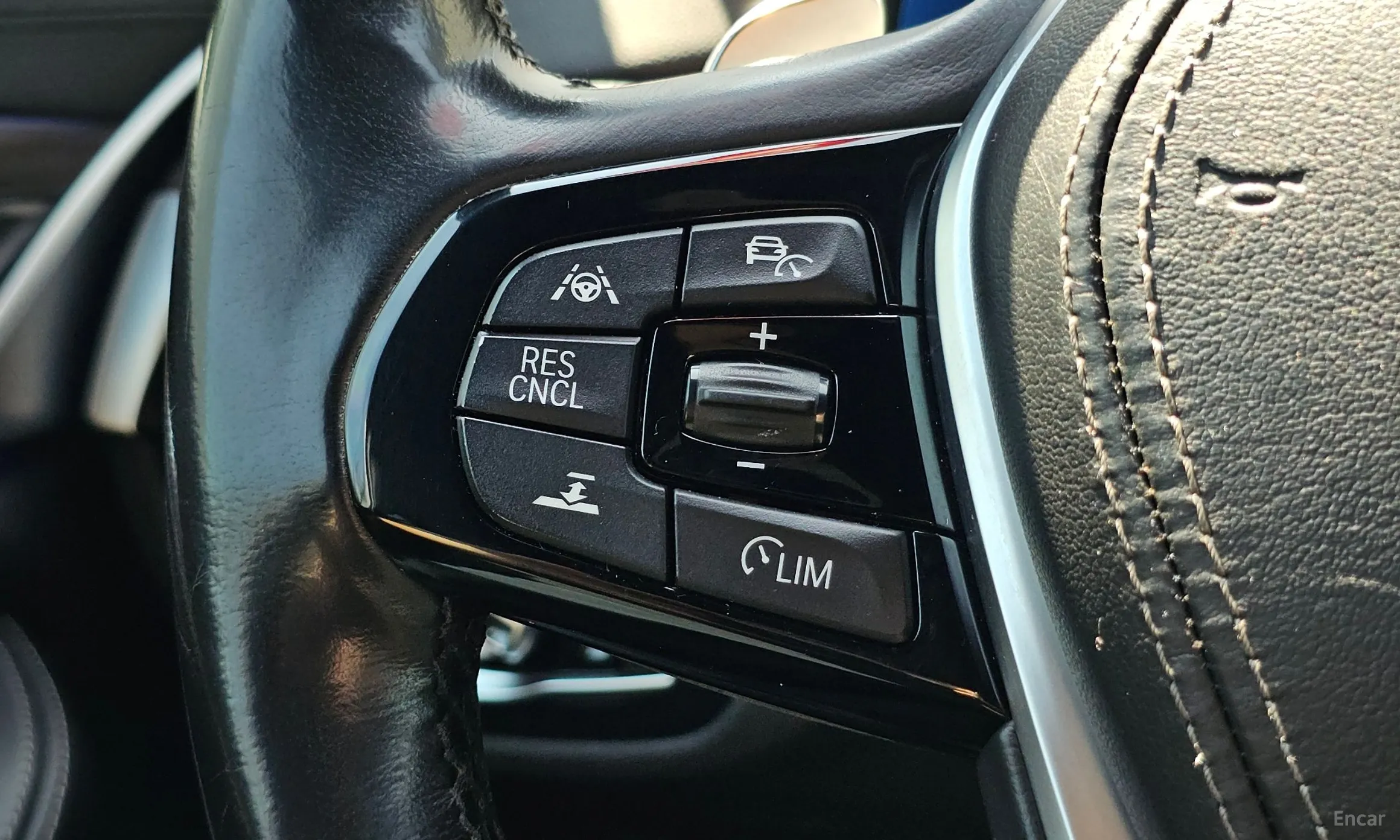 BMW 5 Series (G30) превью 19