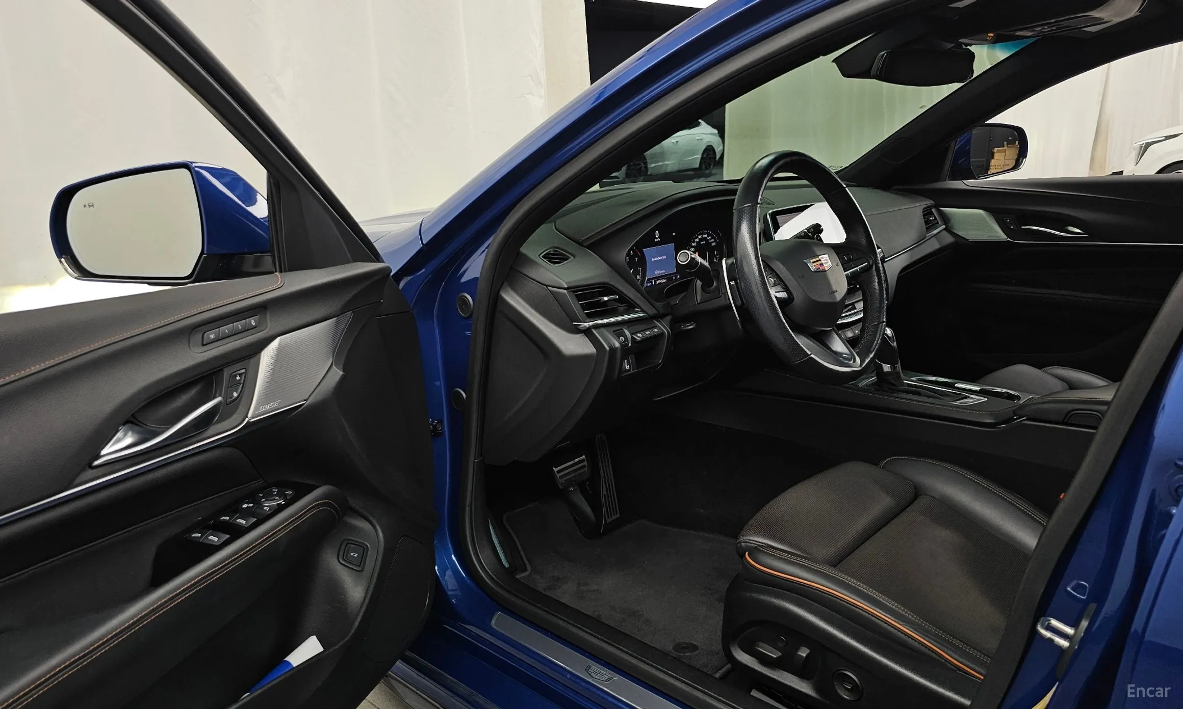 Cadillac CT4 превью 10