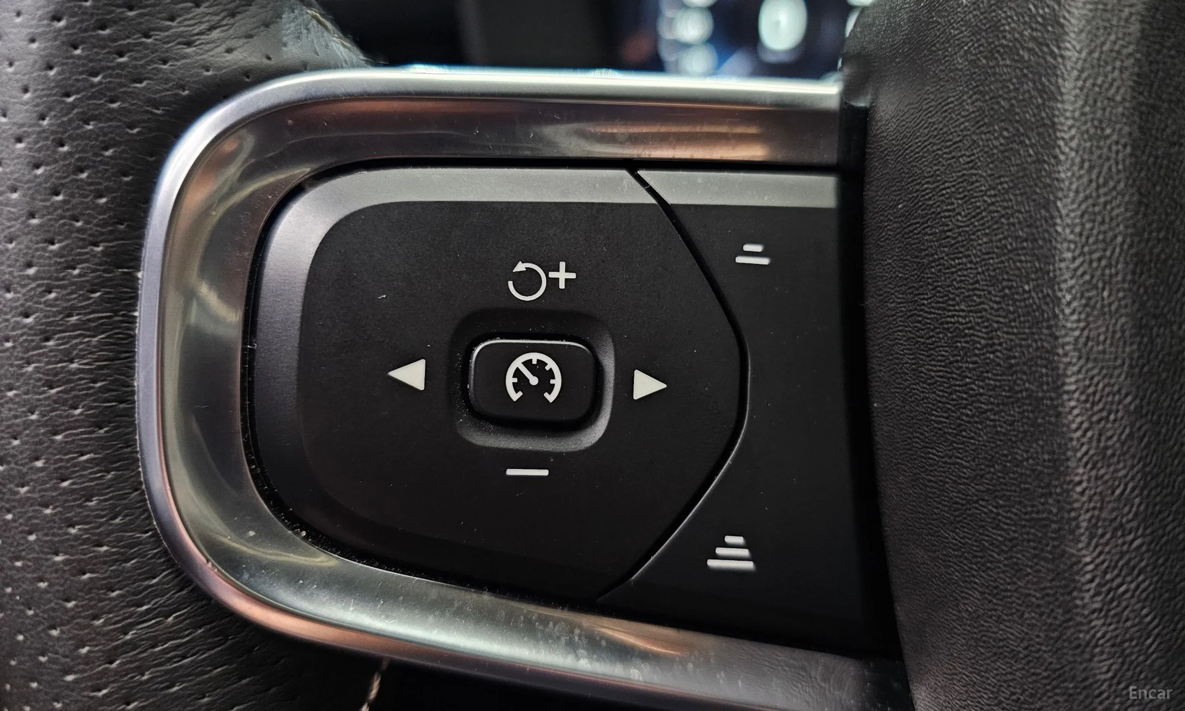 Volvo XC40 превью 16