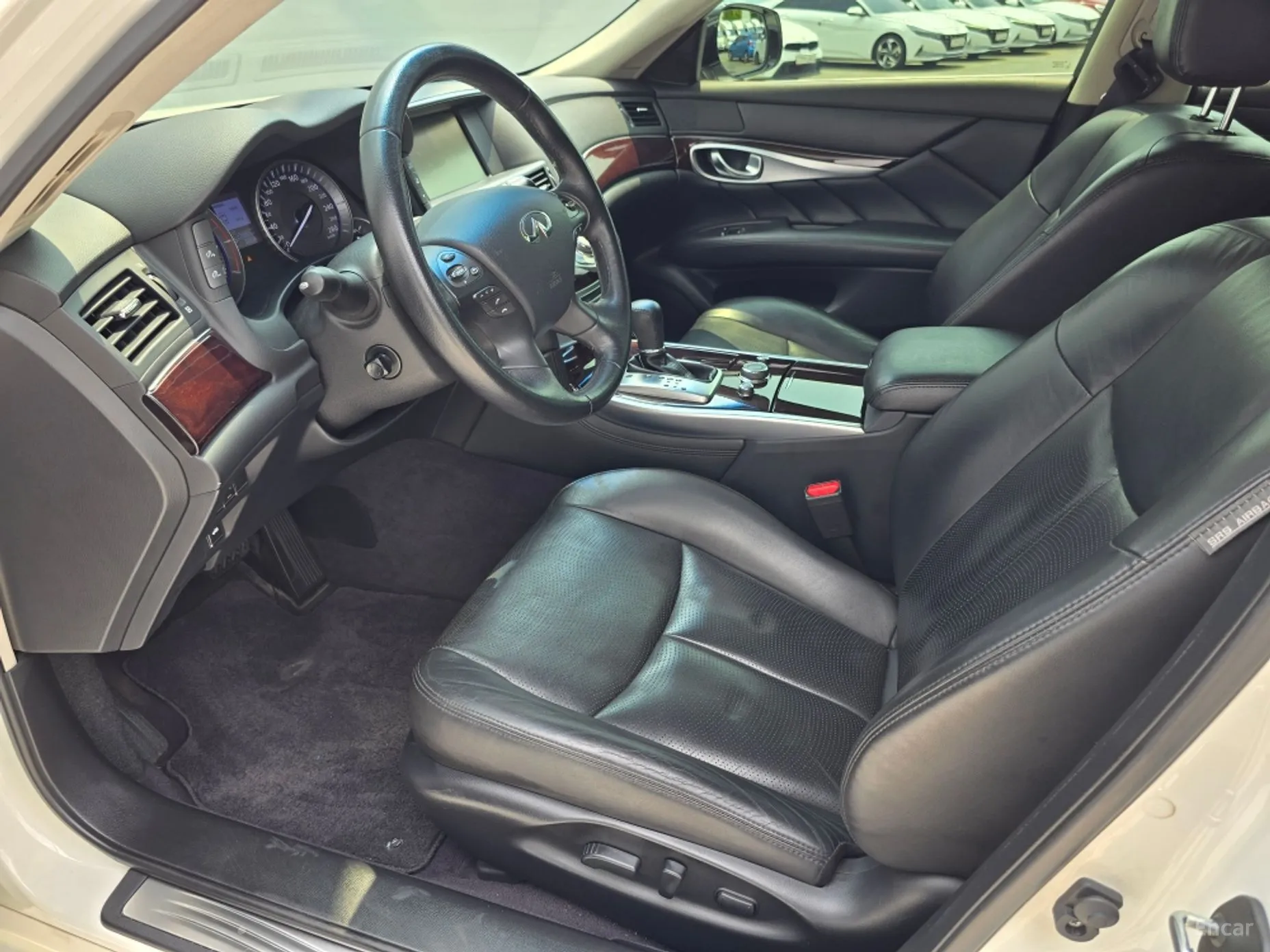 Infiniti Q70 превью 13