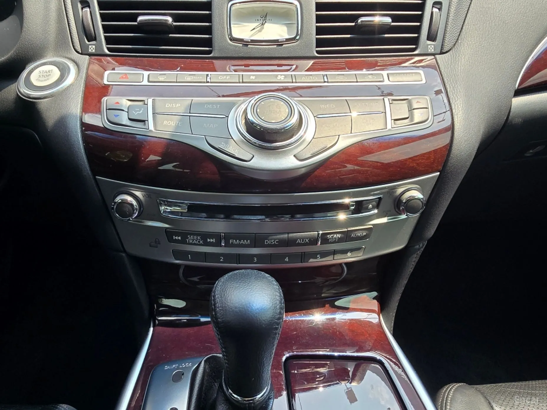 Infiniti Q70 превью 9