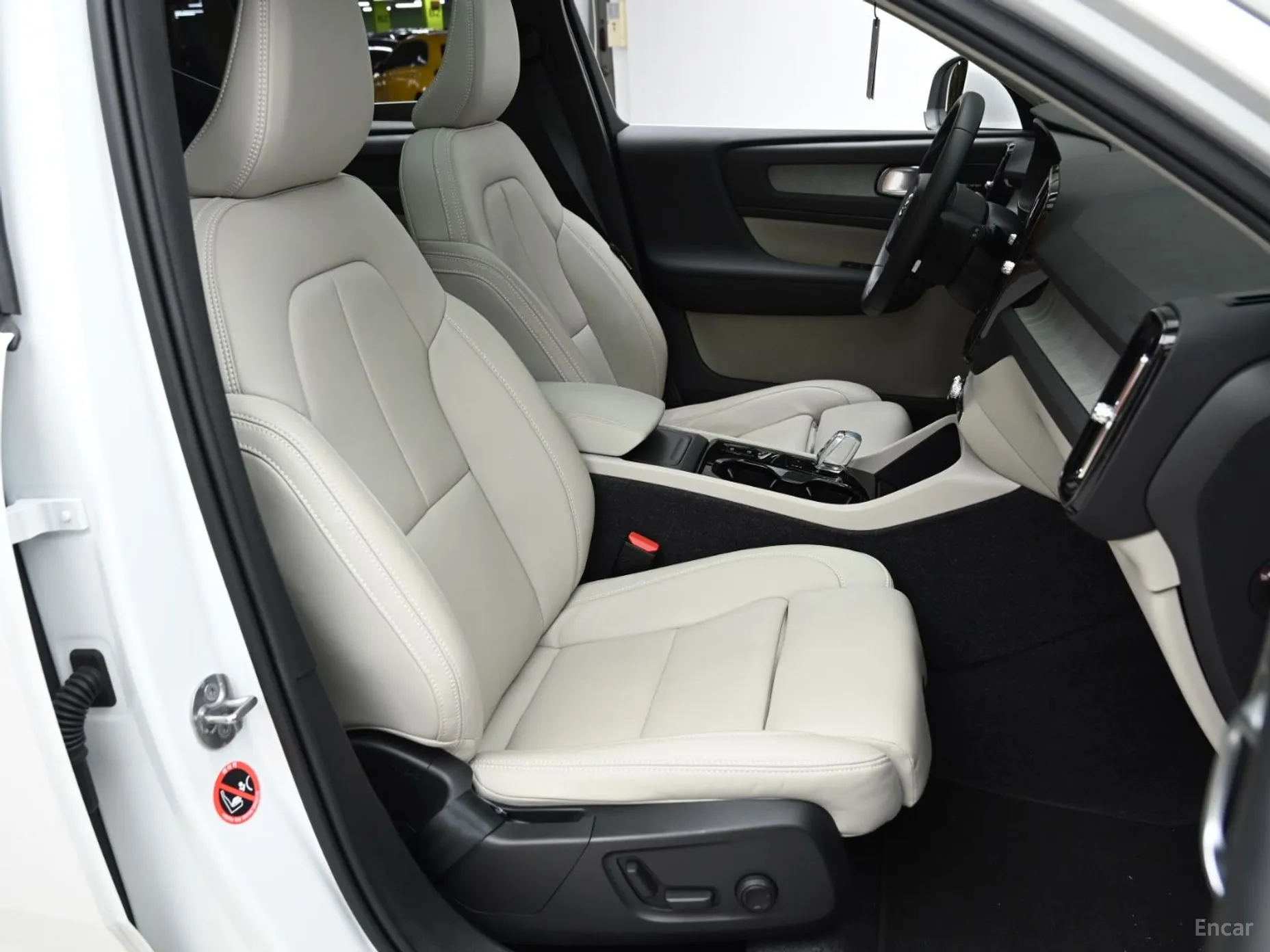 Volvo XC40 превью 10