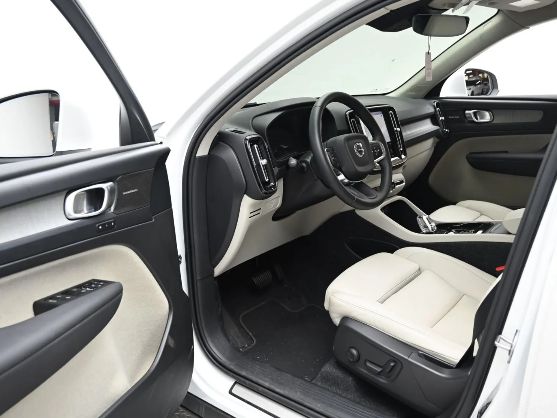 Volvo XC40 превью 11