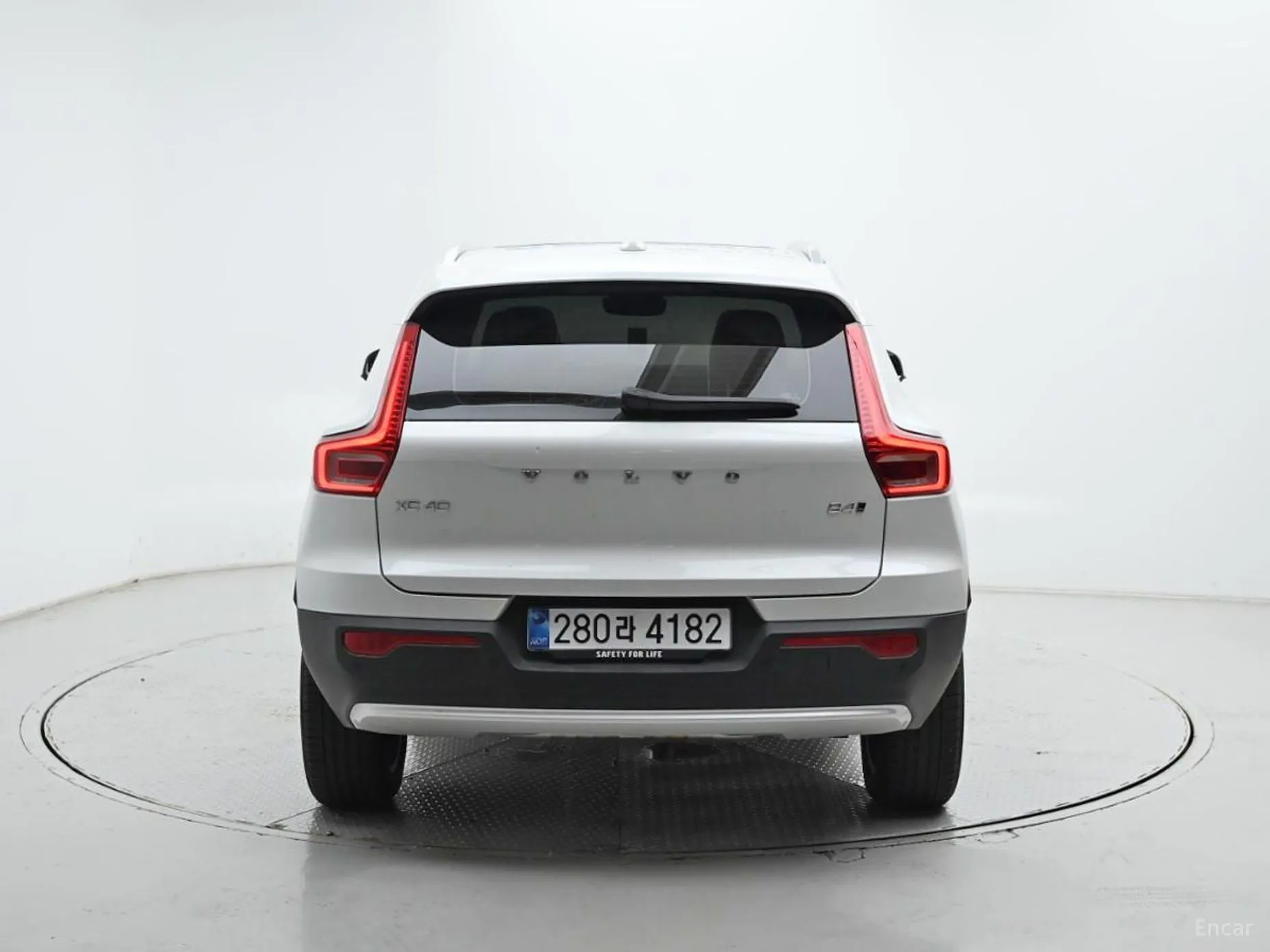 Volvo XC40 превью 4