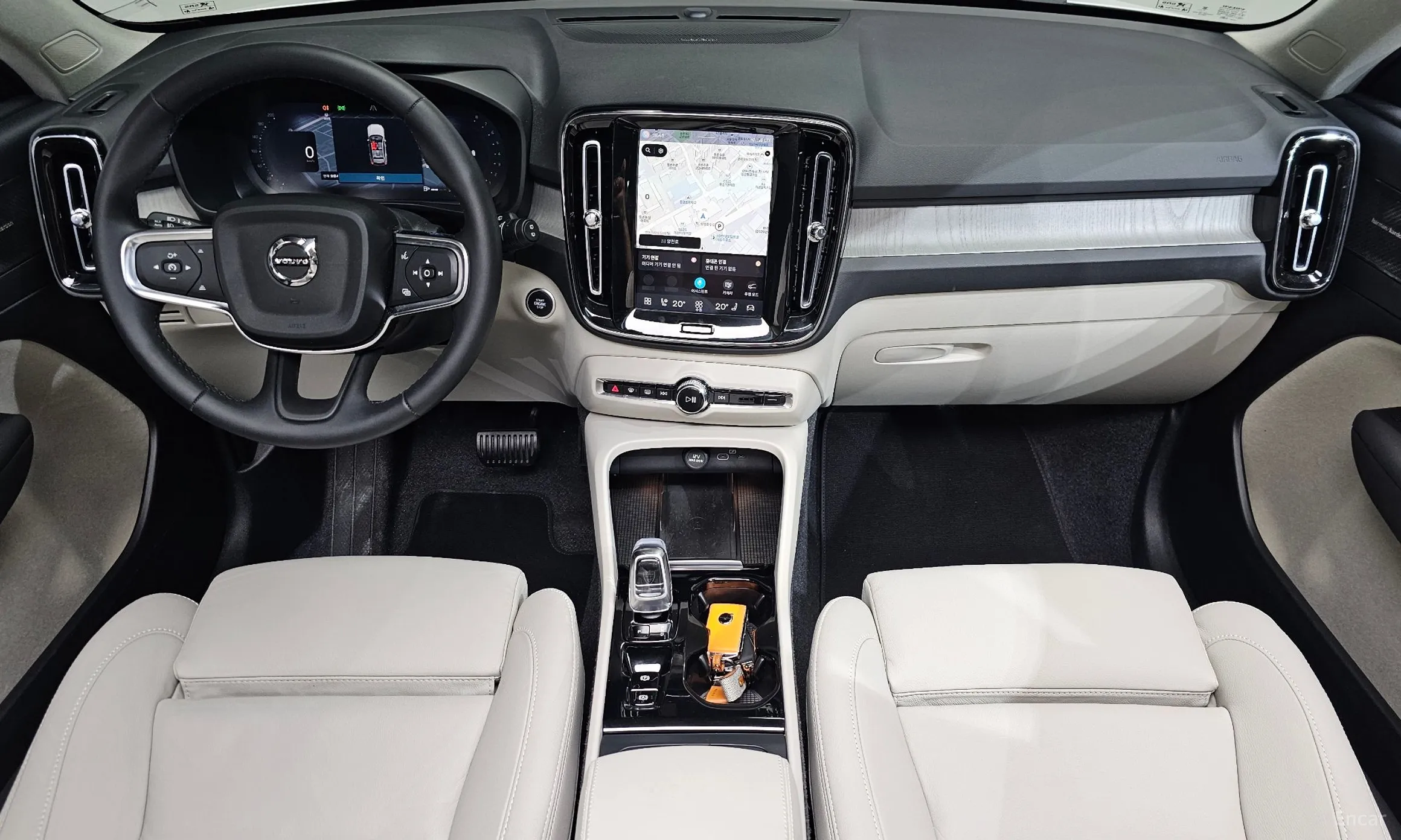 Volvo XC40 превью 7