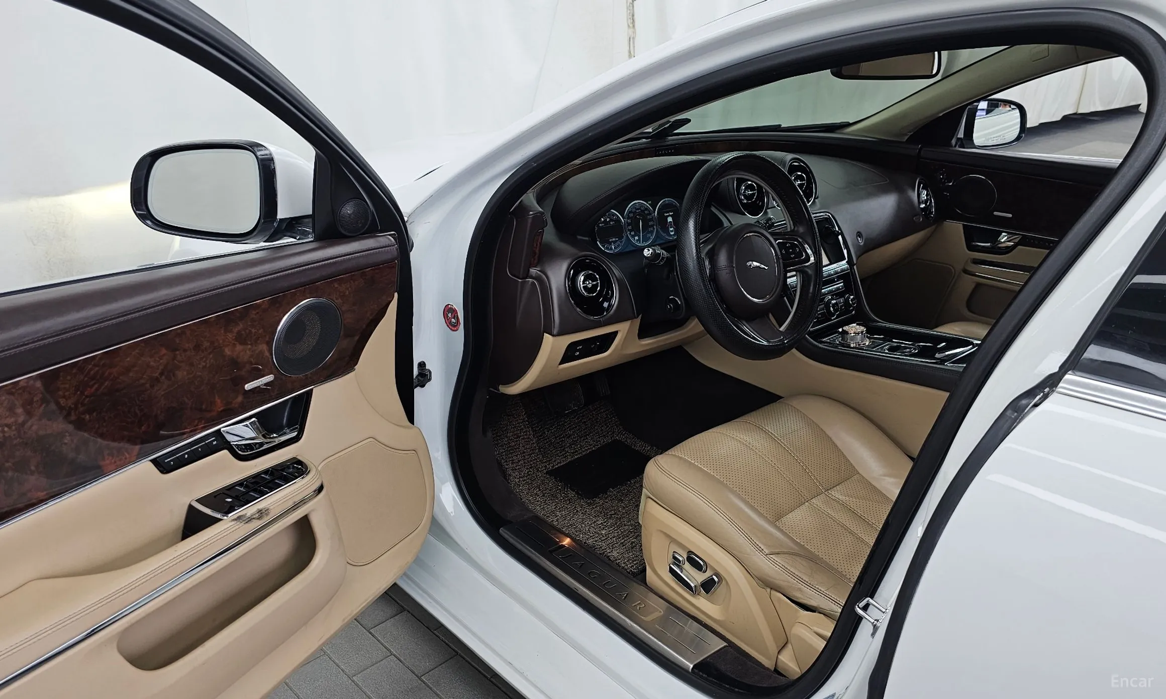 Jaguar All New XJ превью 10