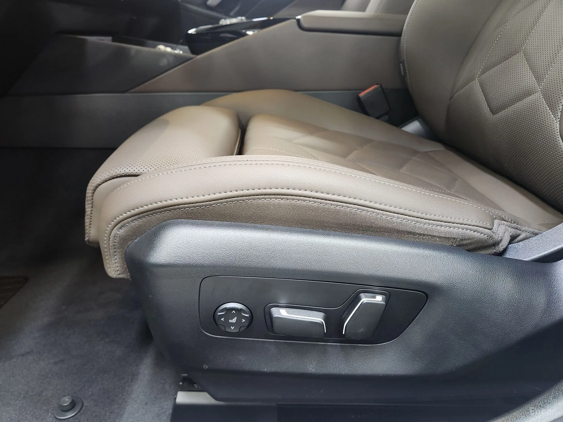 BMW 5 Series (G60) превью 16