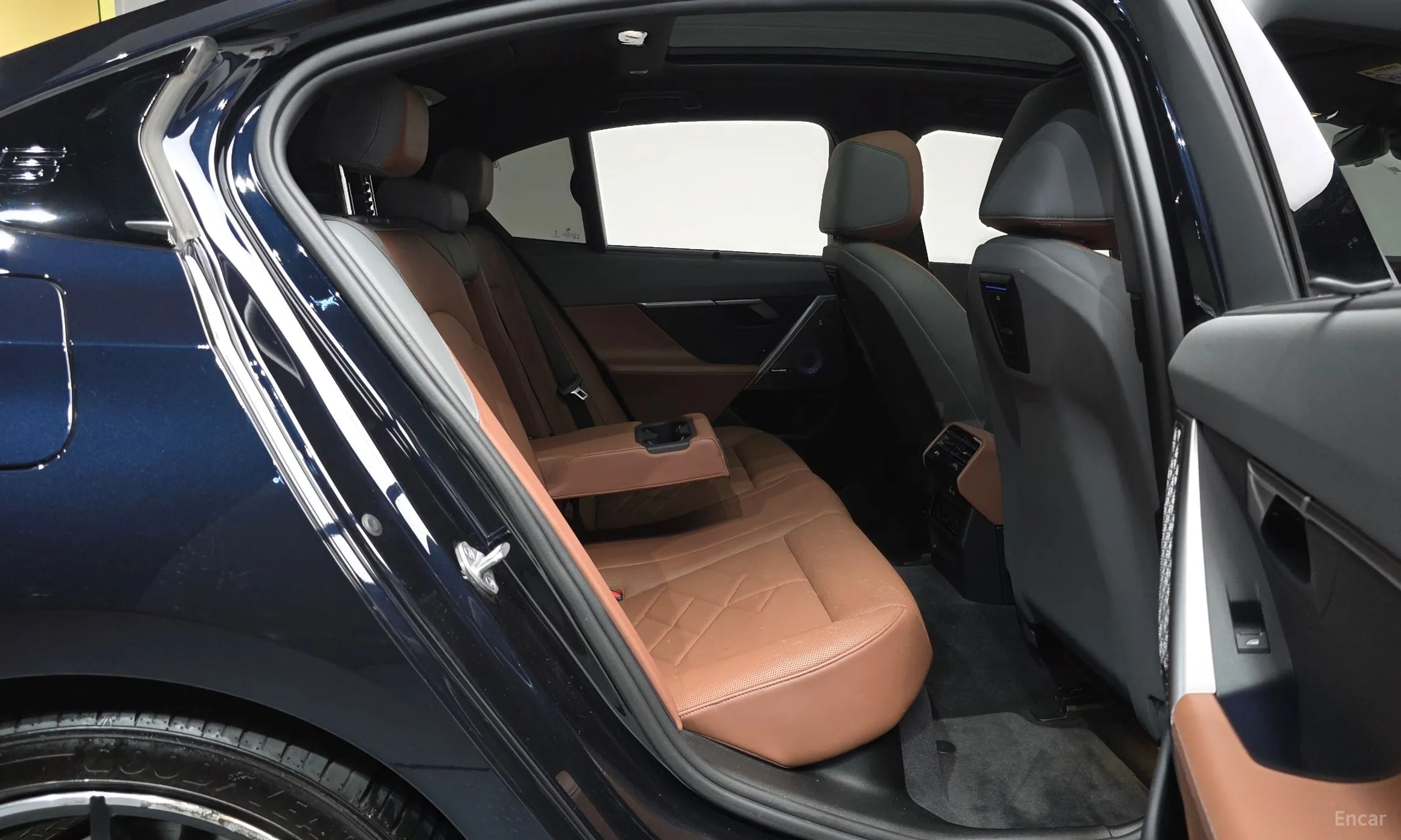 BMW 5 Series (G60) превью 11
