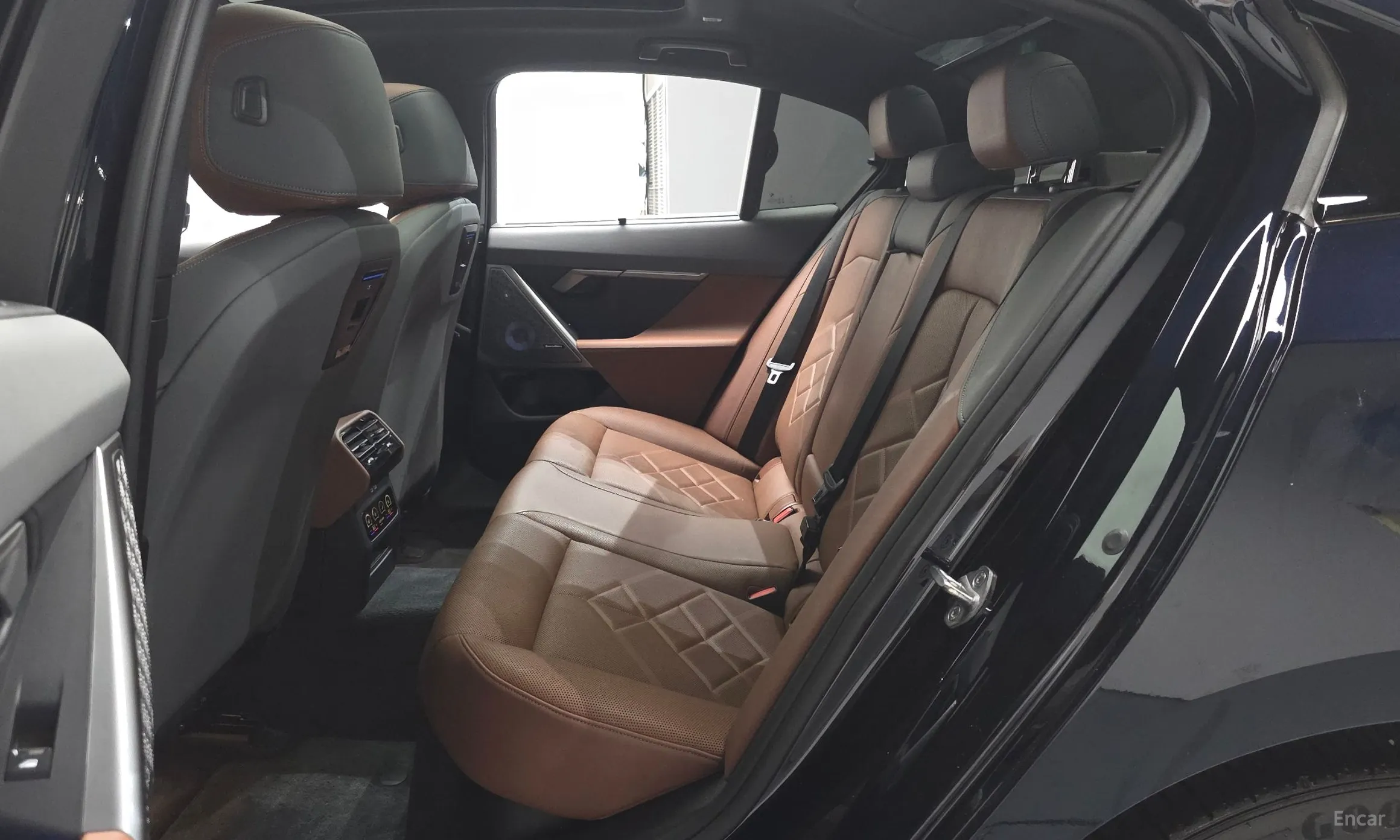 BMW 5 Series (G60) превью 12