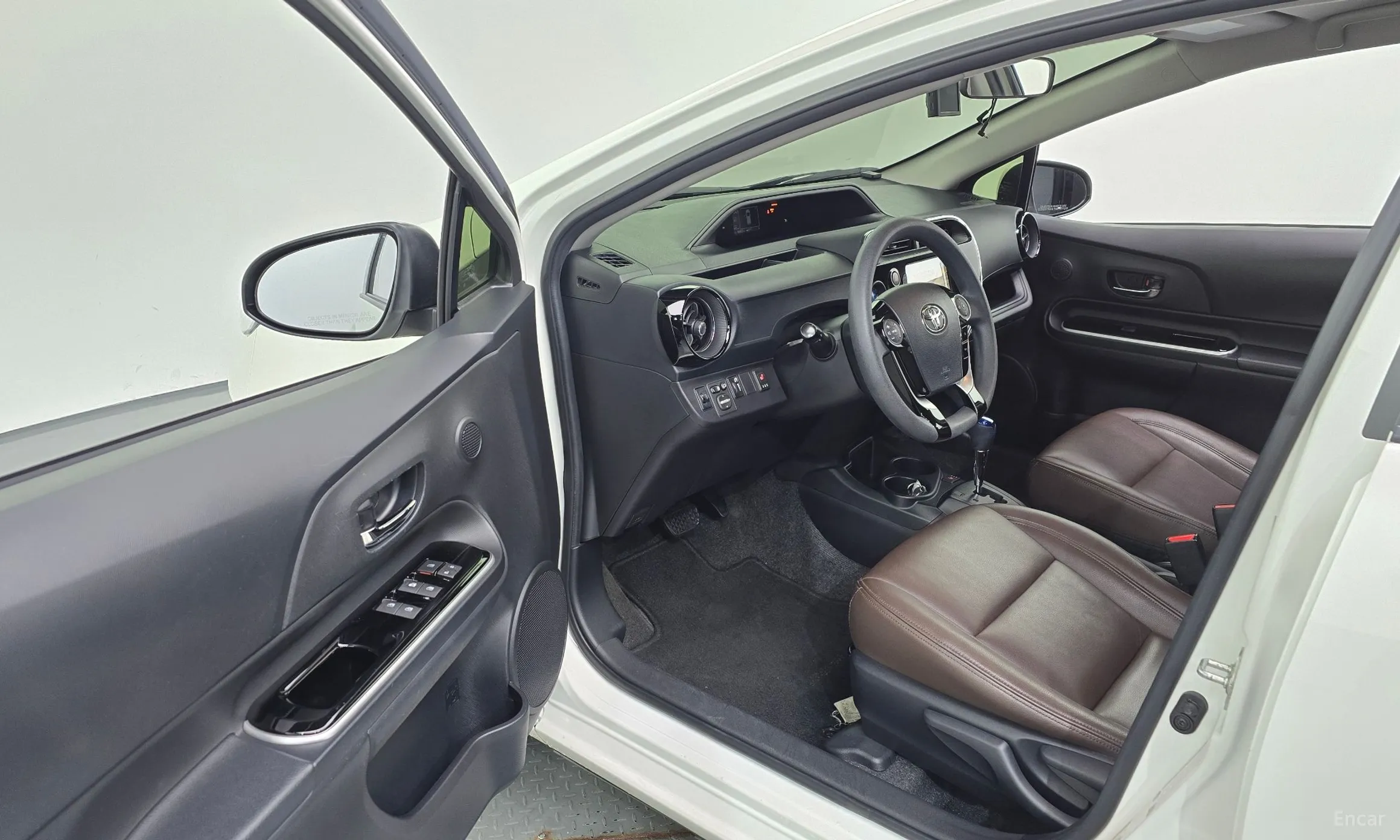 Toyota Prius C превью 10