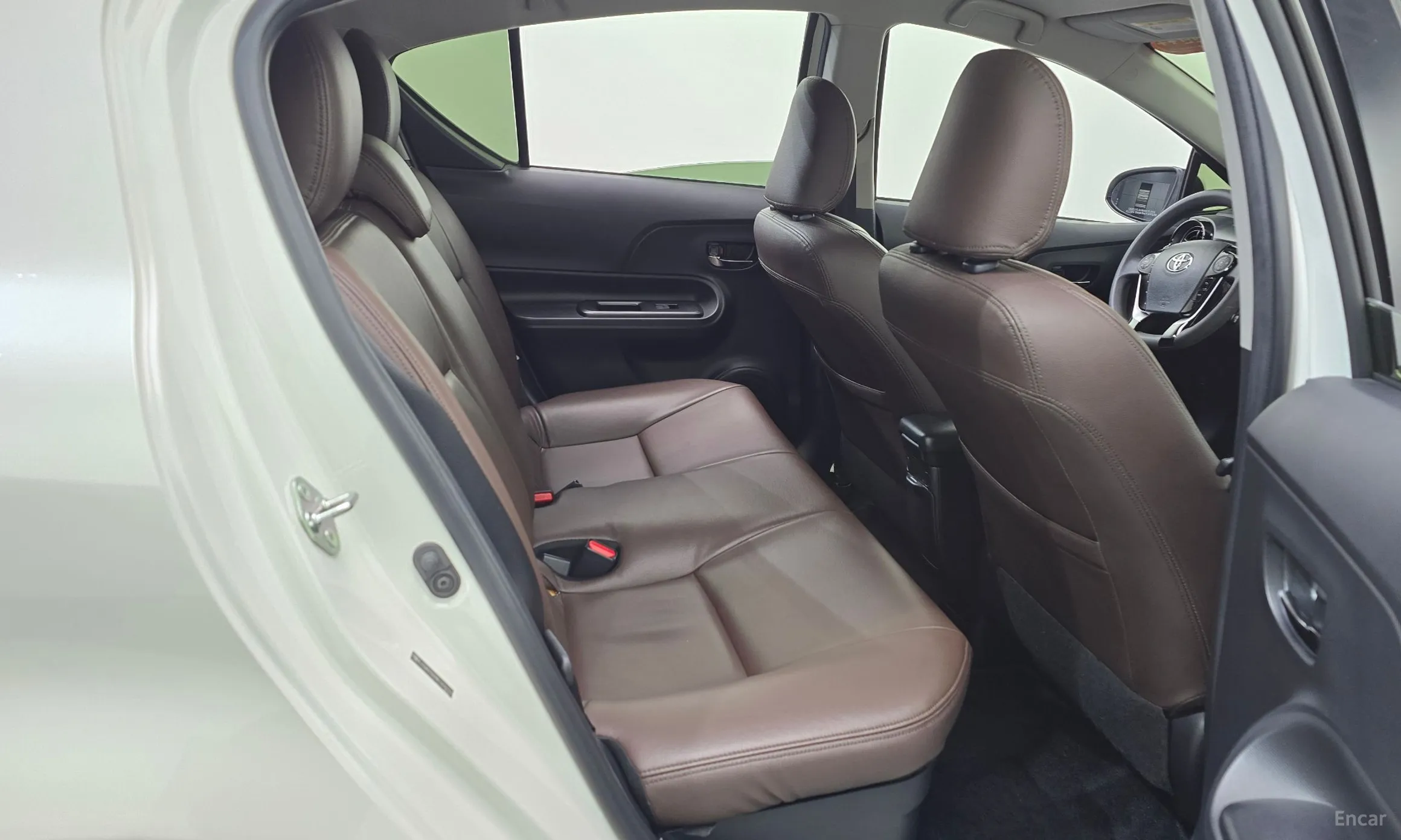 Toyota Prius C превью 11