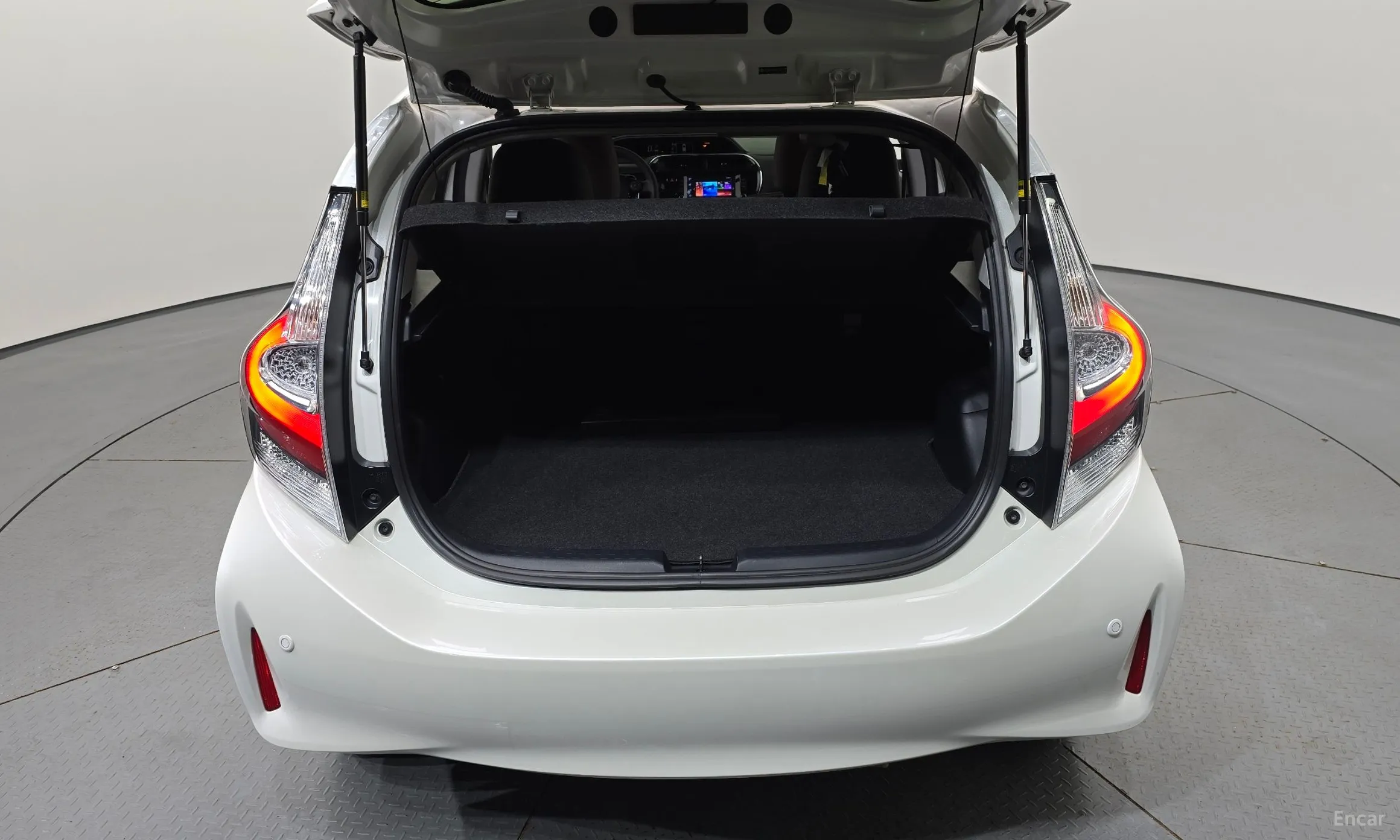 Toyota Prius C превью 17