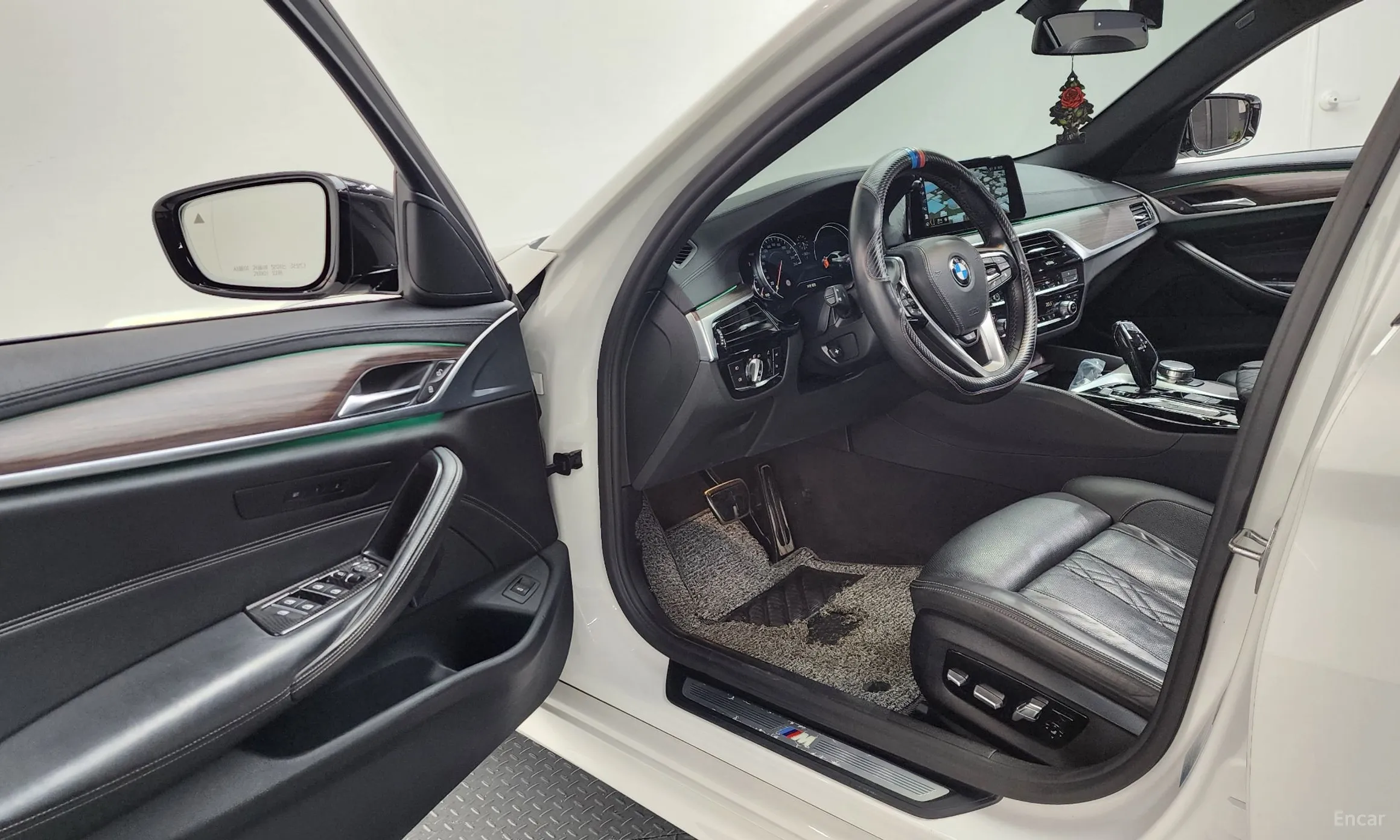 BMW 5 Series (G30) превью 10