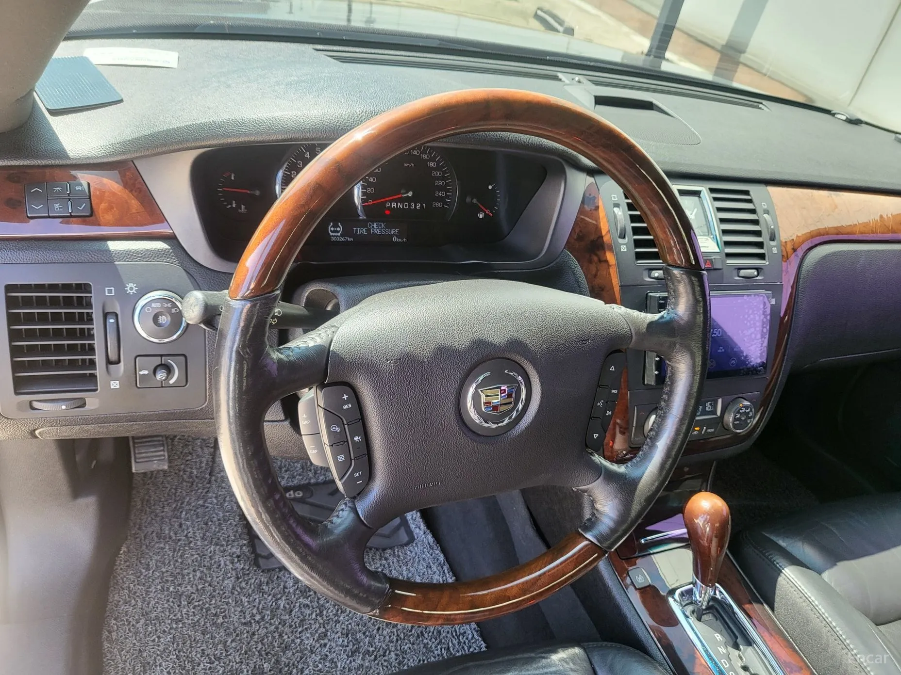 Cadillac DTS превью 12