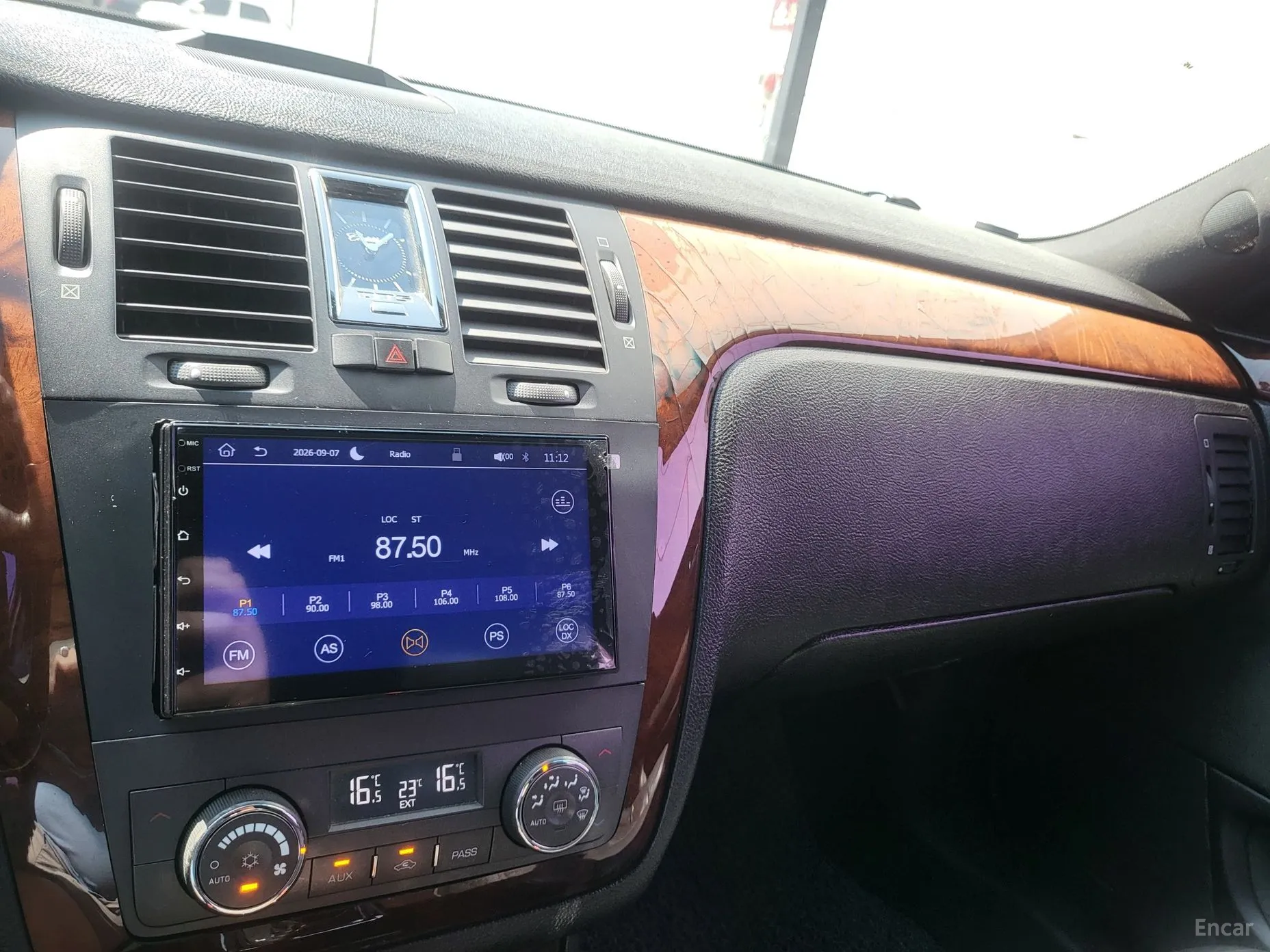 Cadillac DTS превью 14