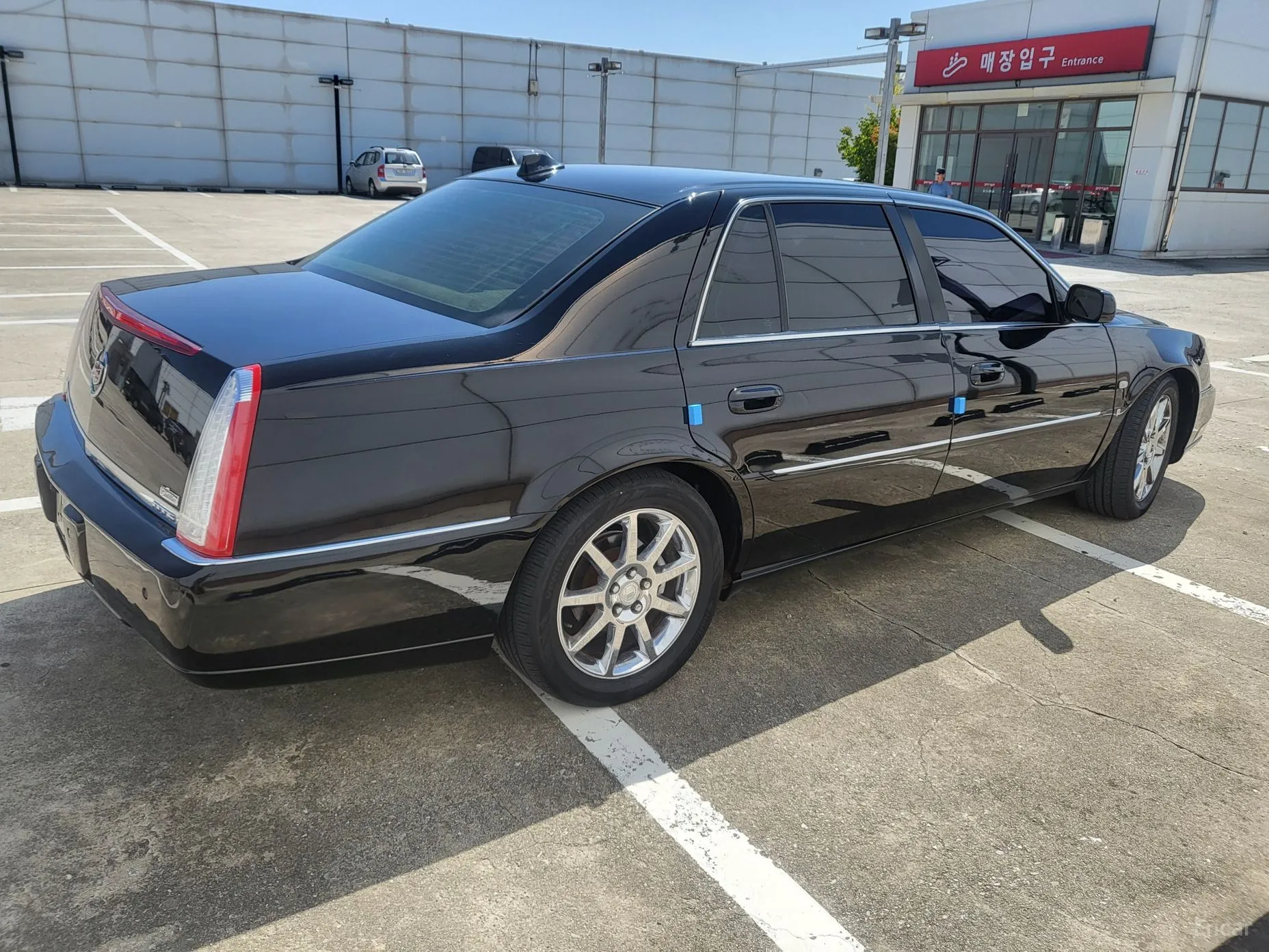 Cadillac DTS превью 7