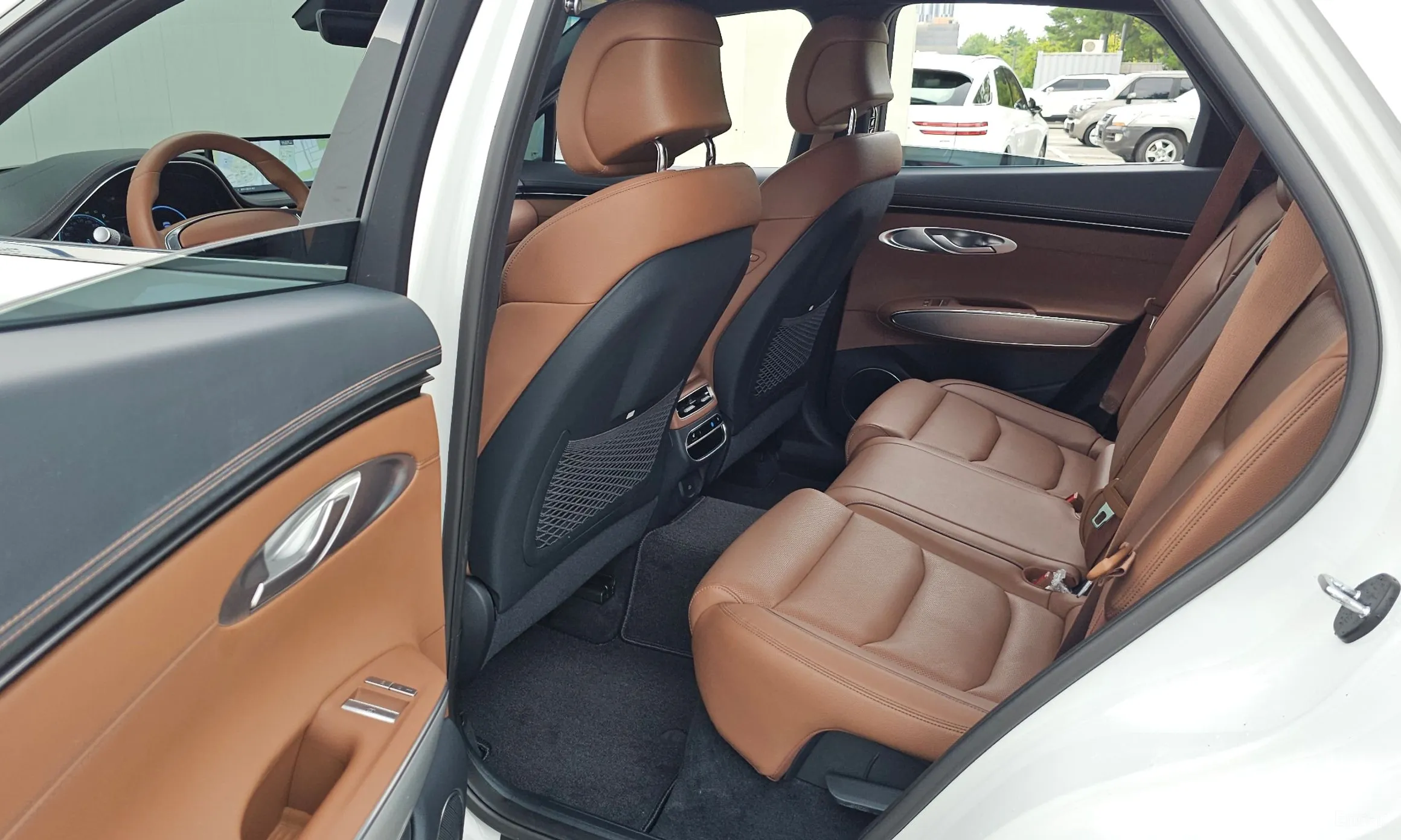 Genesis GV70 превью 12