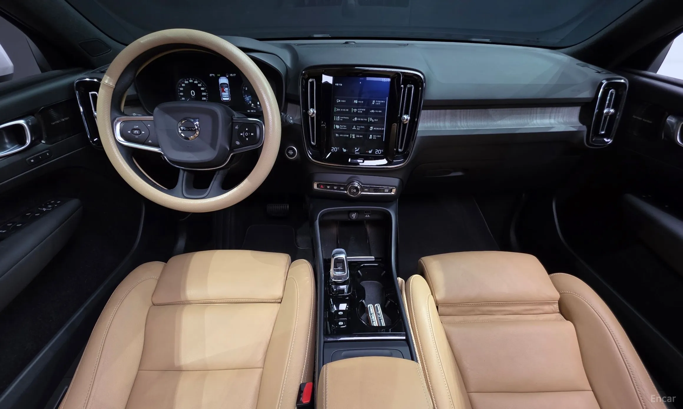 Volvo XC40 превью 7