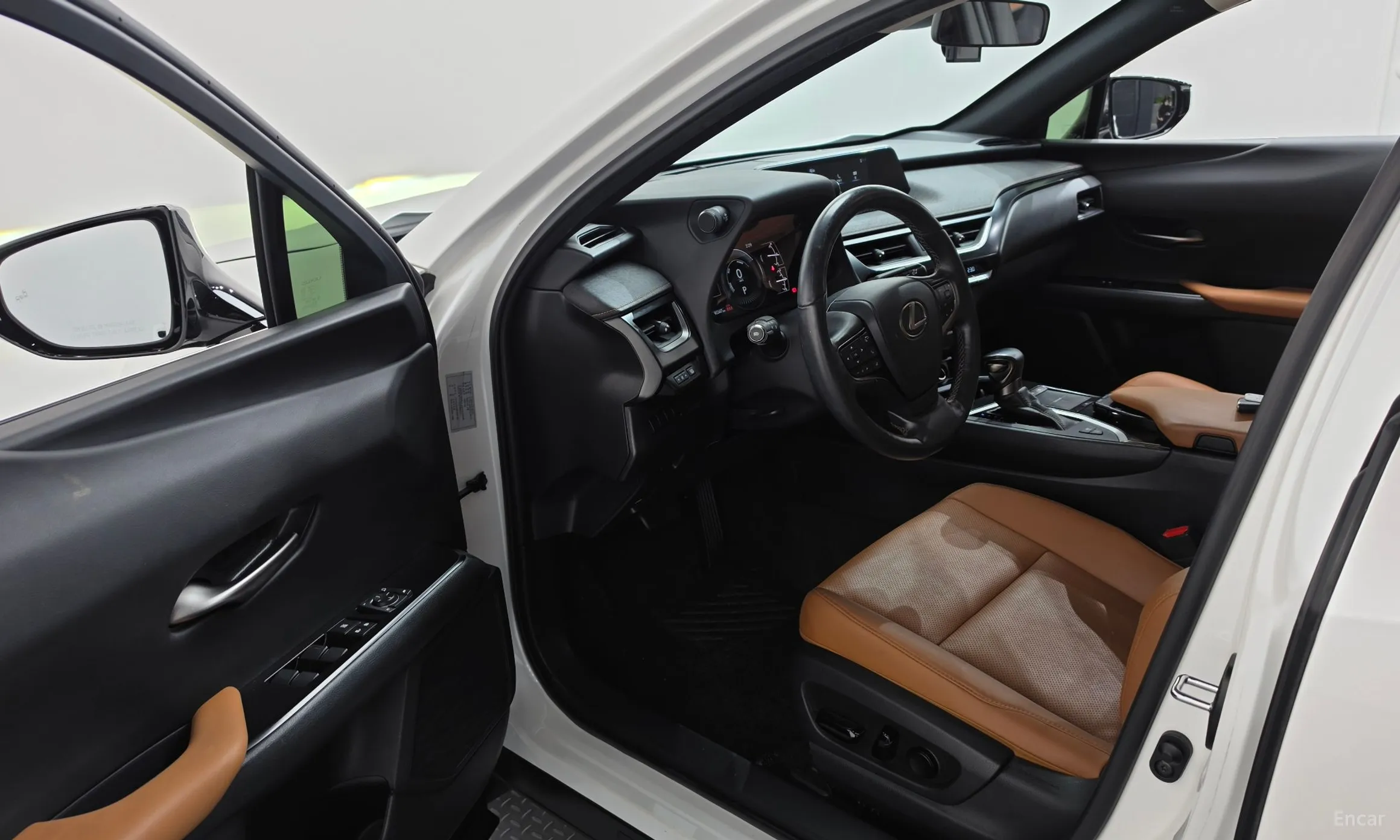 Lexus UX250h превью 10