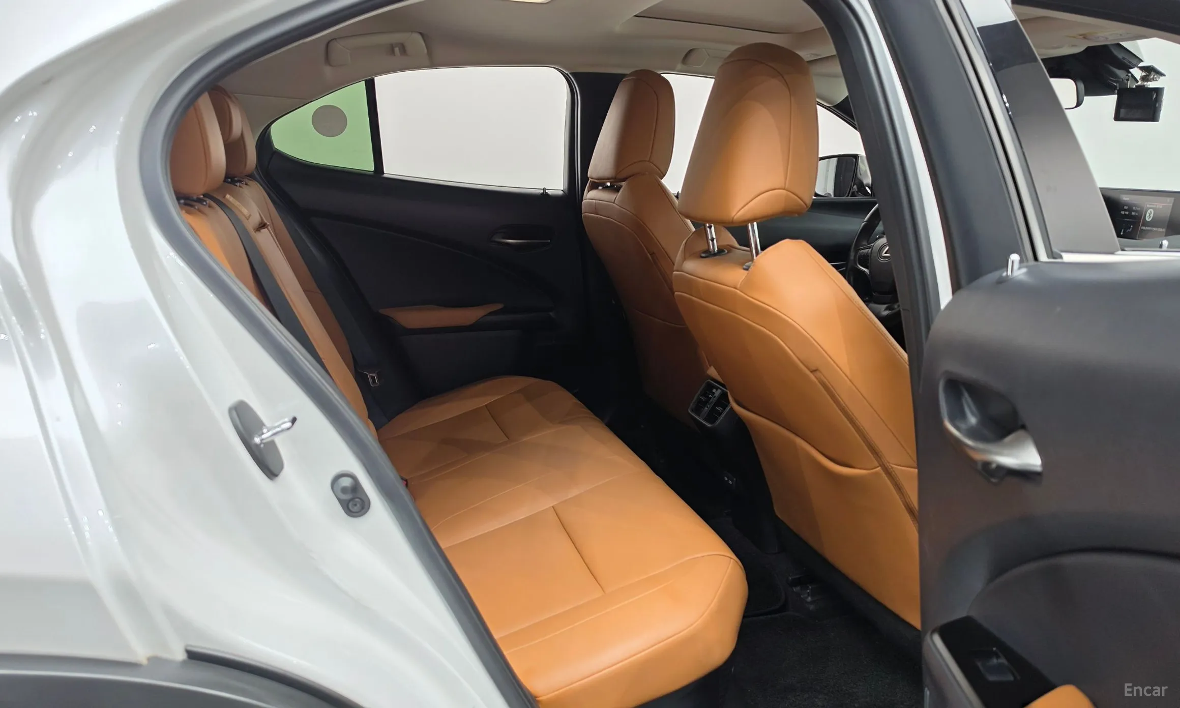 Lexus UX250h превью 11
