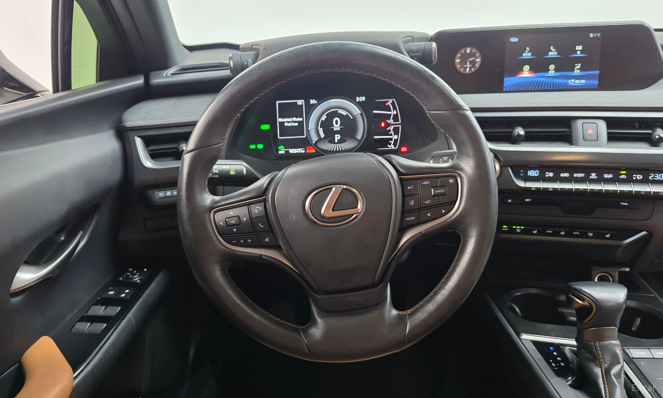 Lexus UX250h превью 13