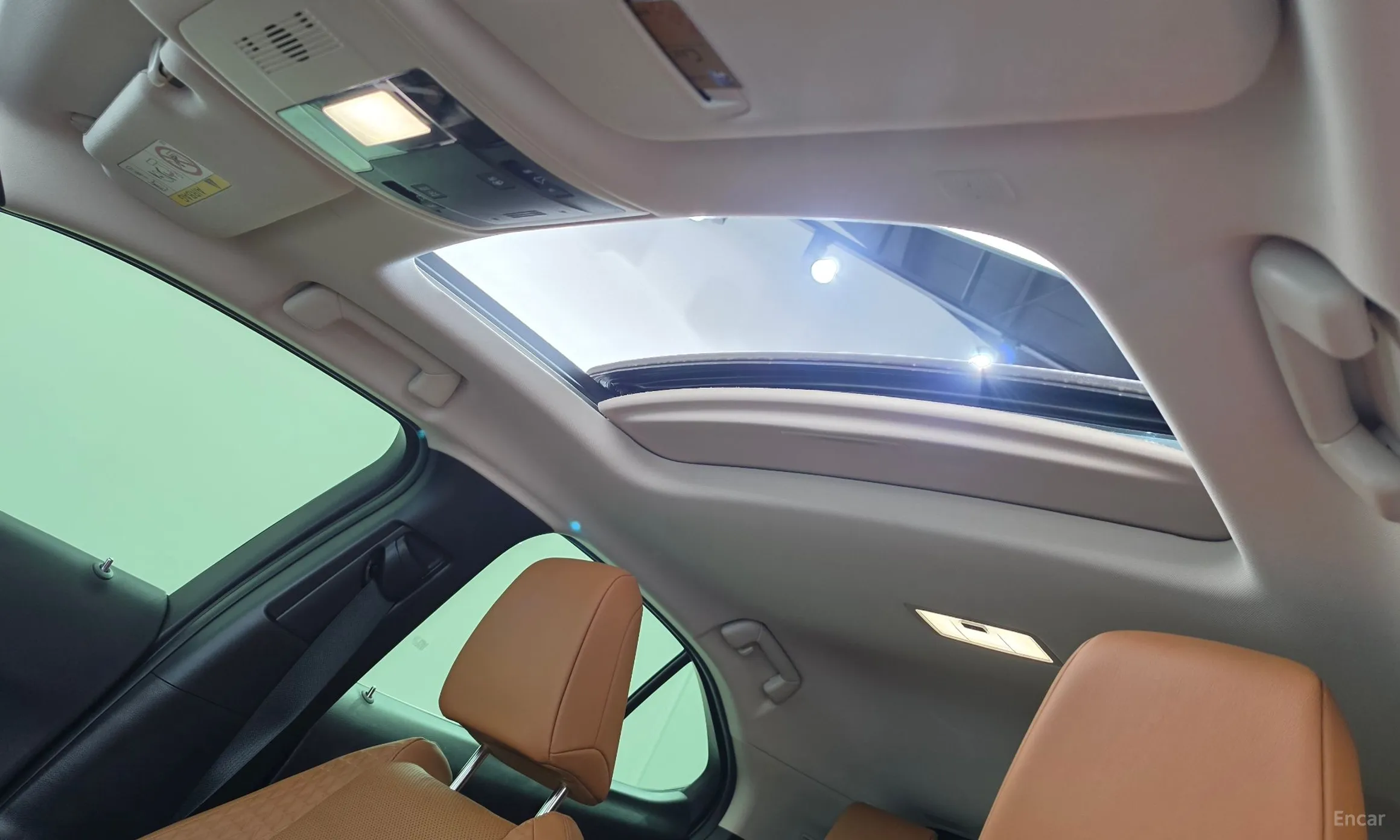 Lexus UX250h превью 16