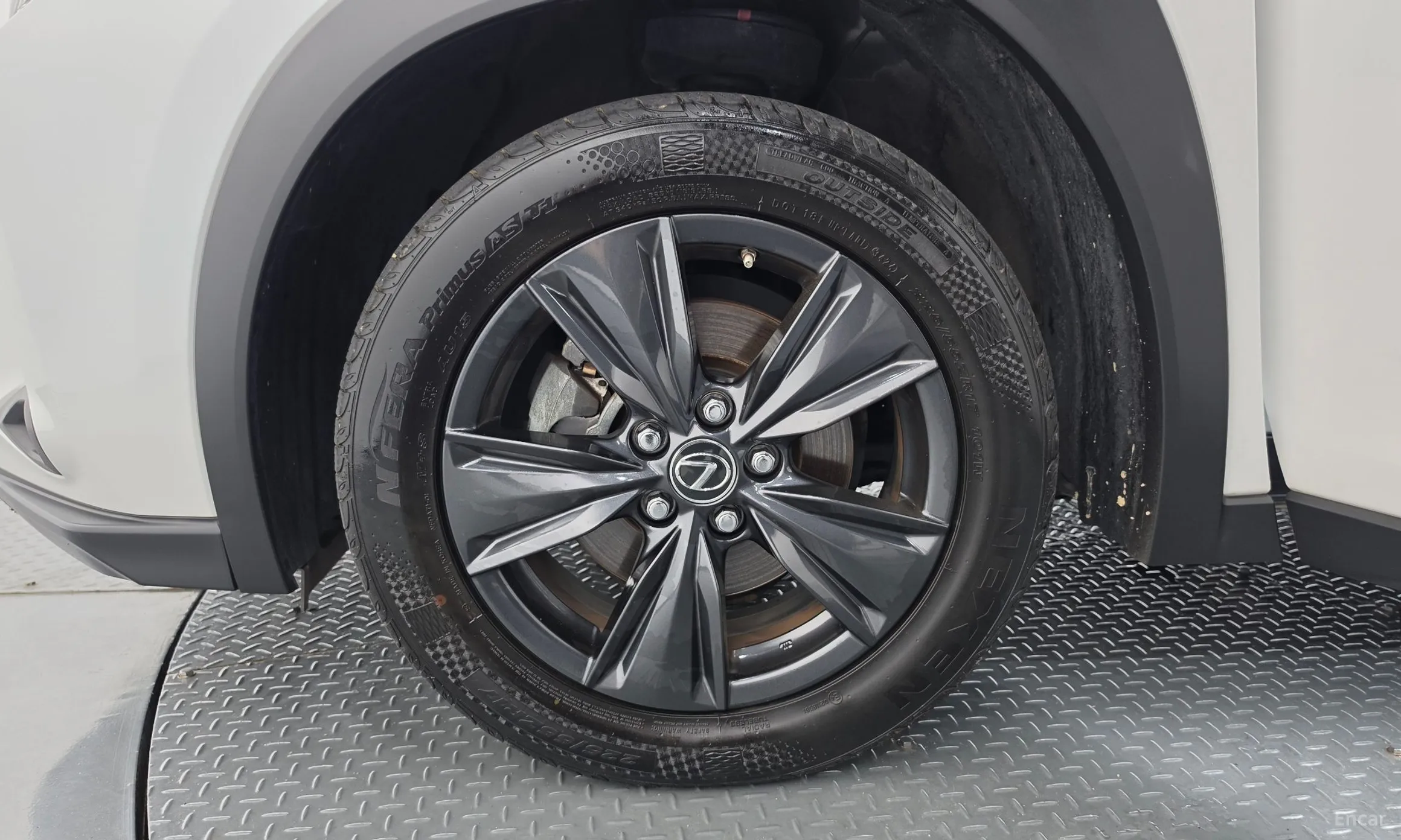 Lexus UX250h превью 5