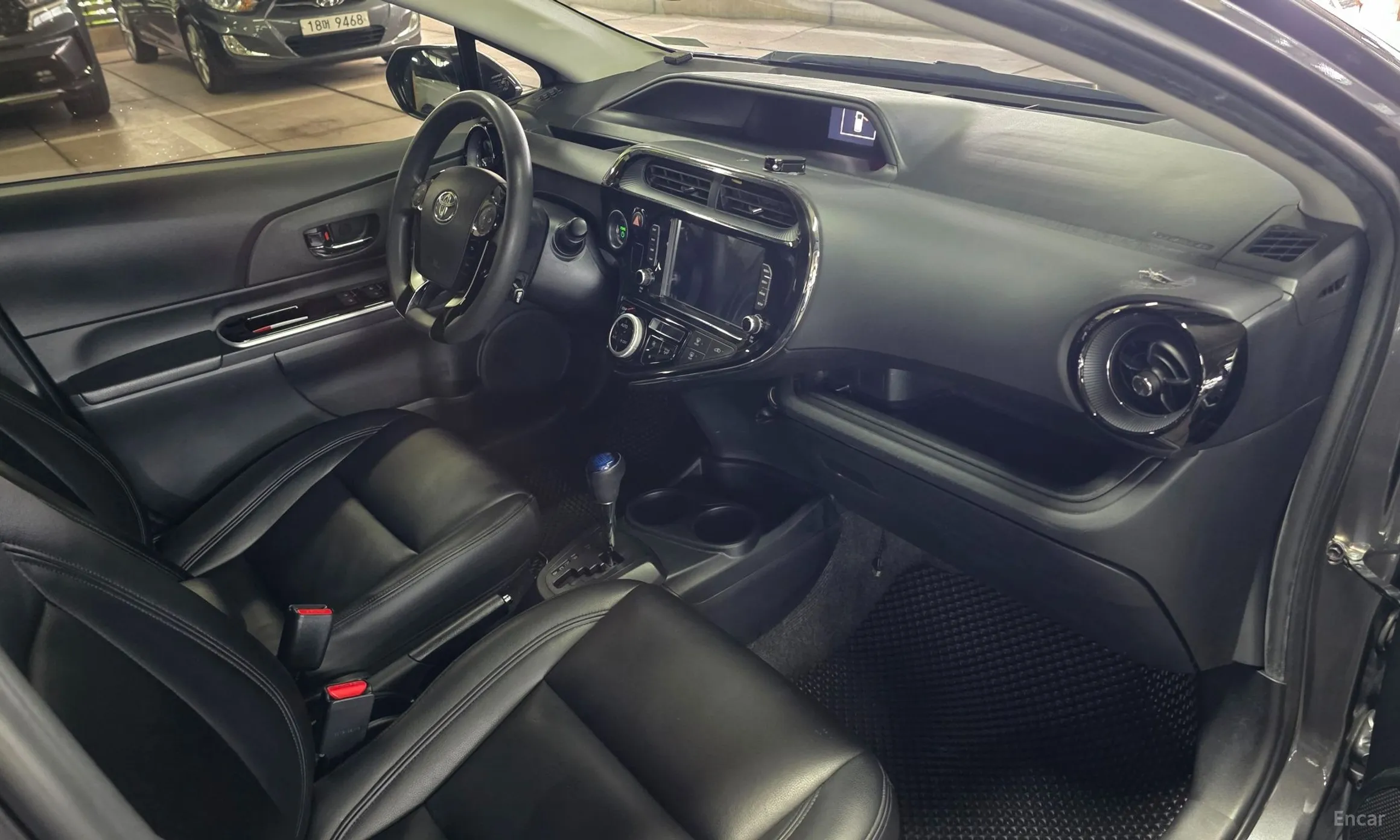 Toyota Prius C превью 20