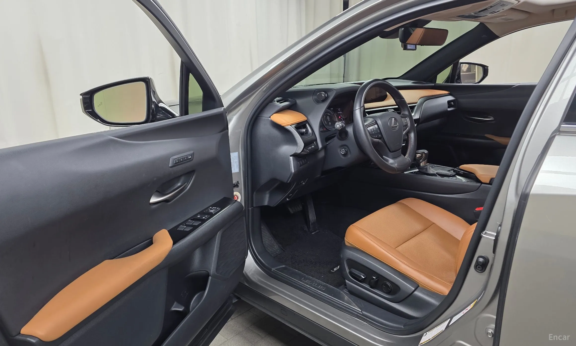 Lexus UX250h превью 10