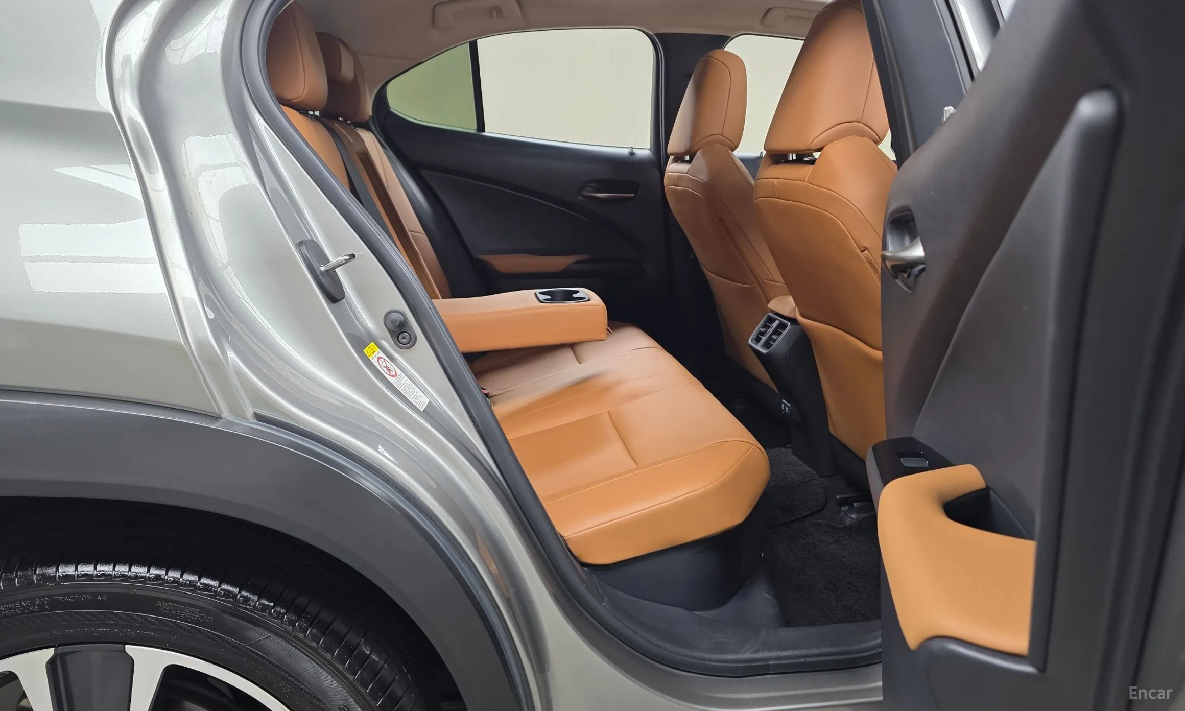 Lexus UX250h превью 11