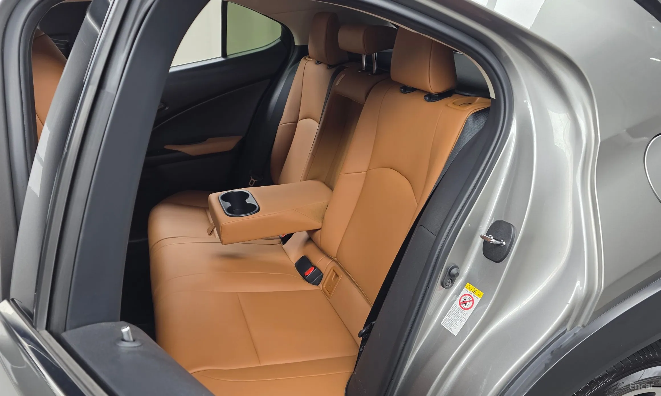 Lexus UX250h превью 12