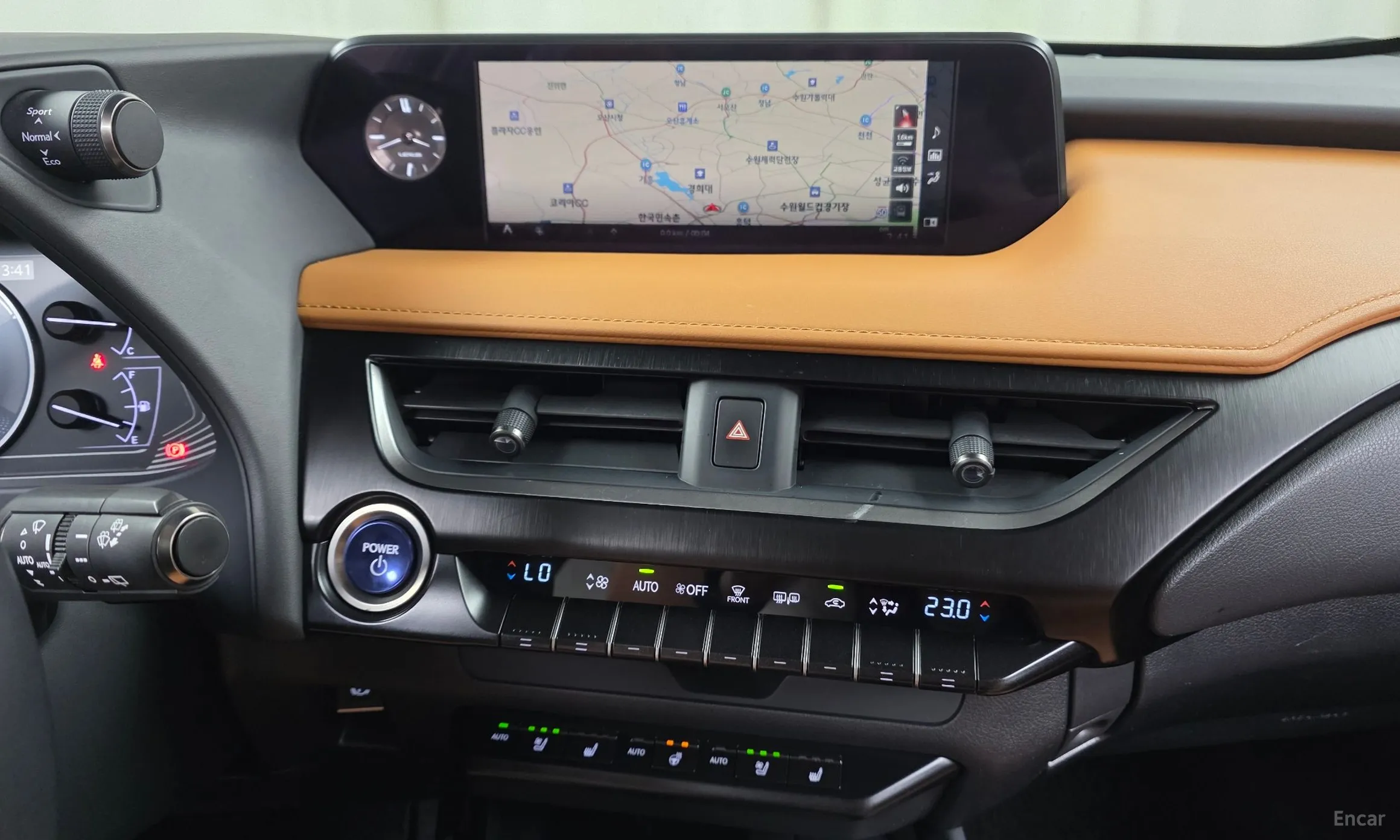 Lexus UX250h превью 13