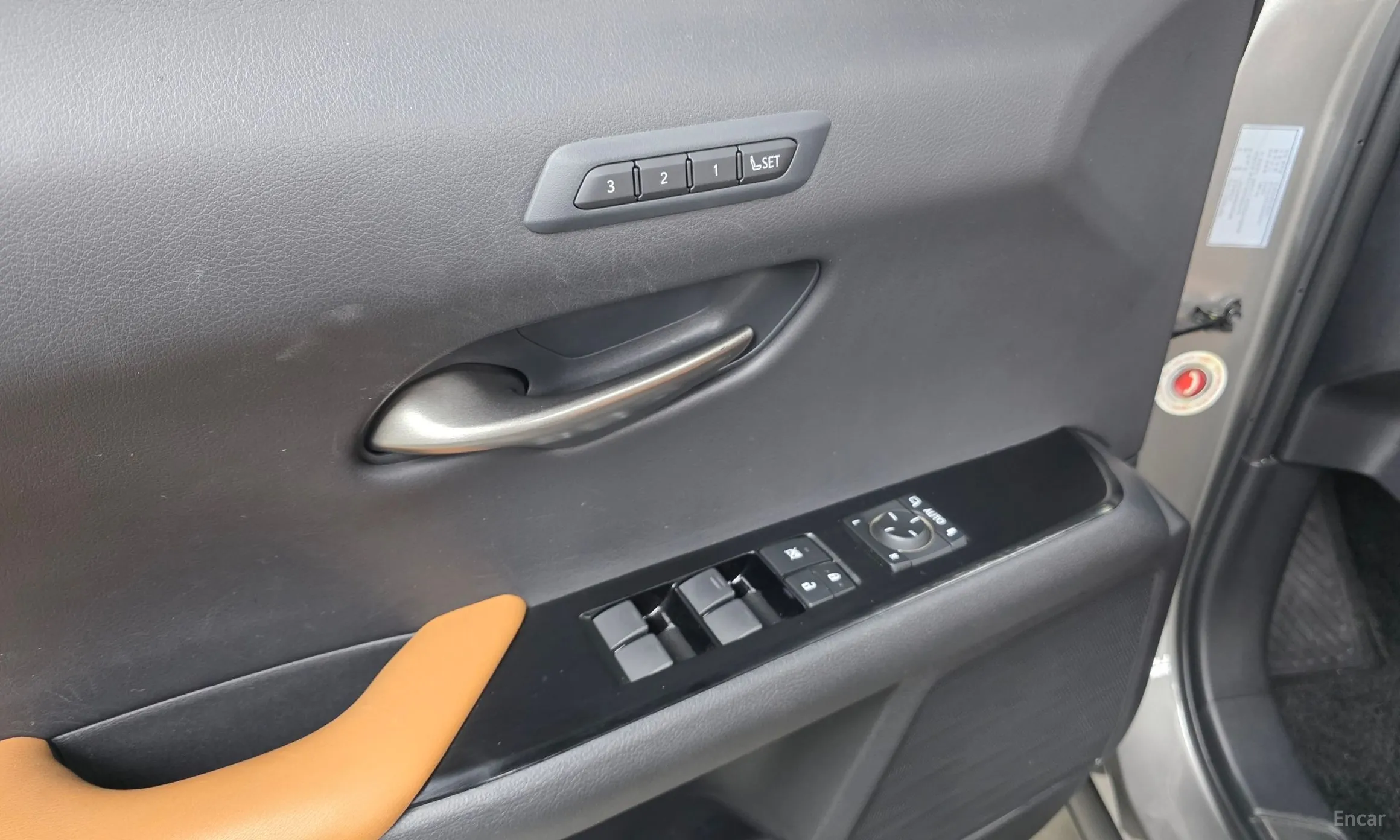 Lexus UX250h превью 19