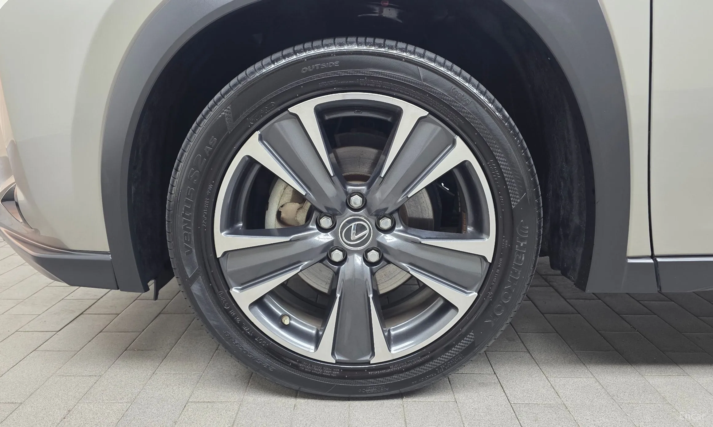 Lexus UX250h превью 5