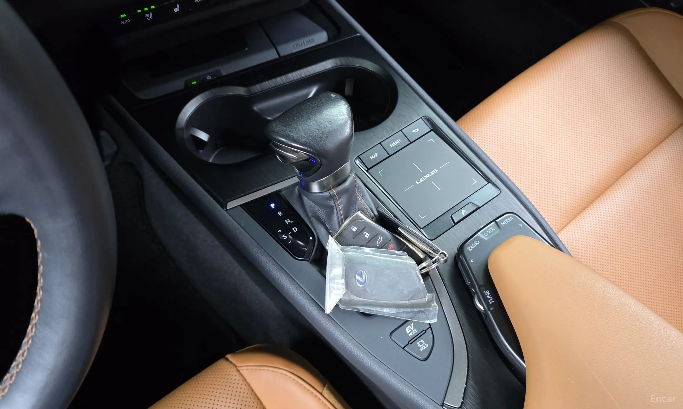 Lexus UX250h превью 9