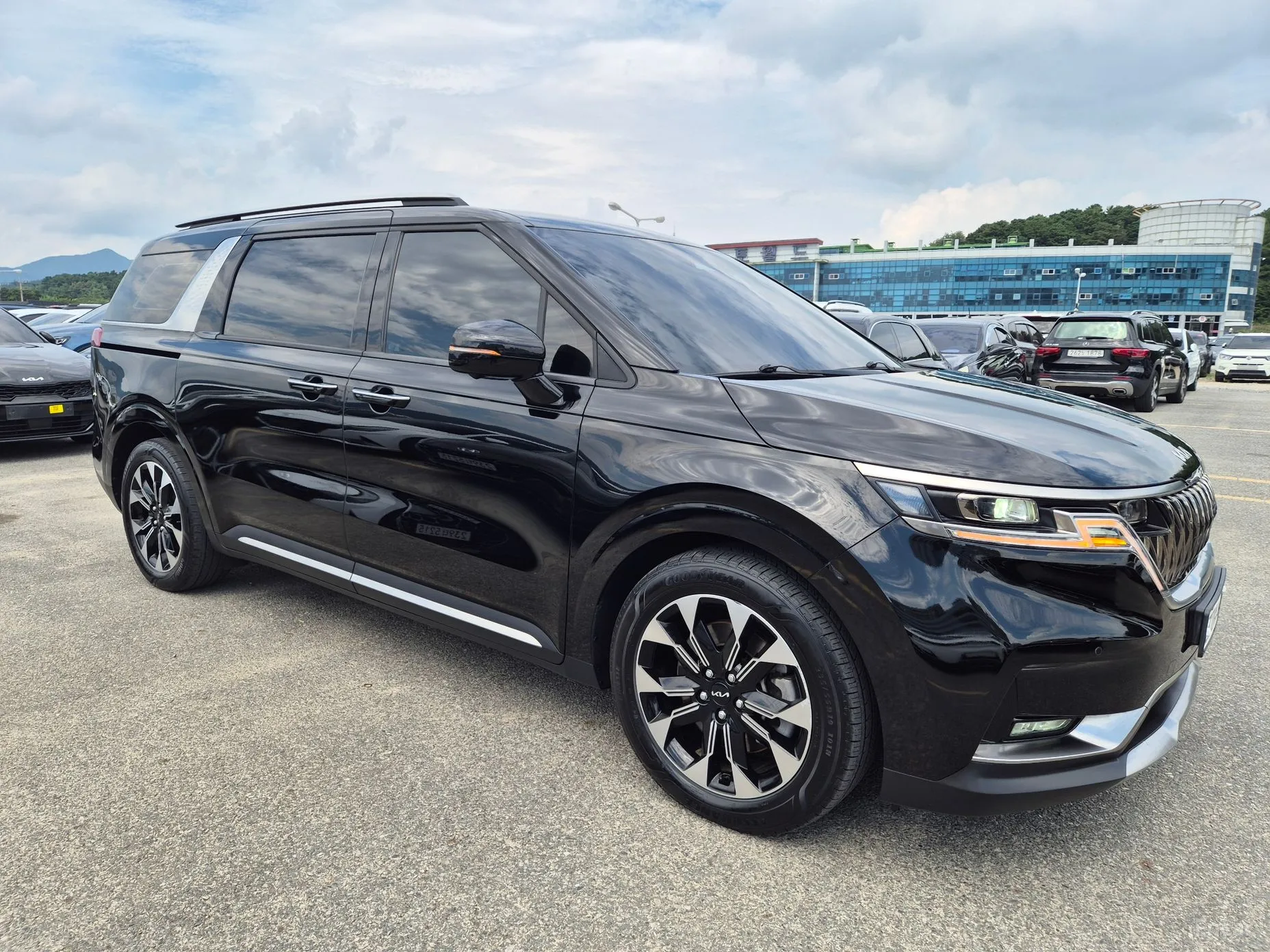 Kia Carnival Gen 4 превью 3