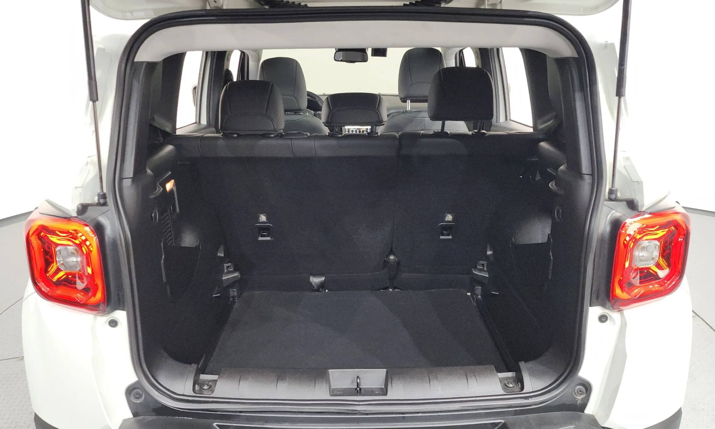Jeep Renegade превью 19