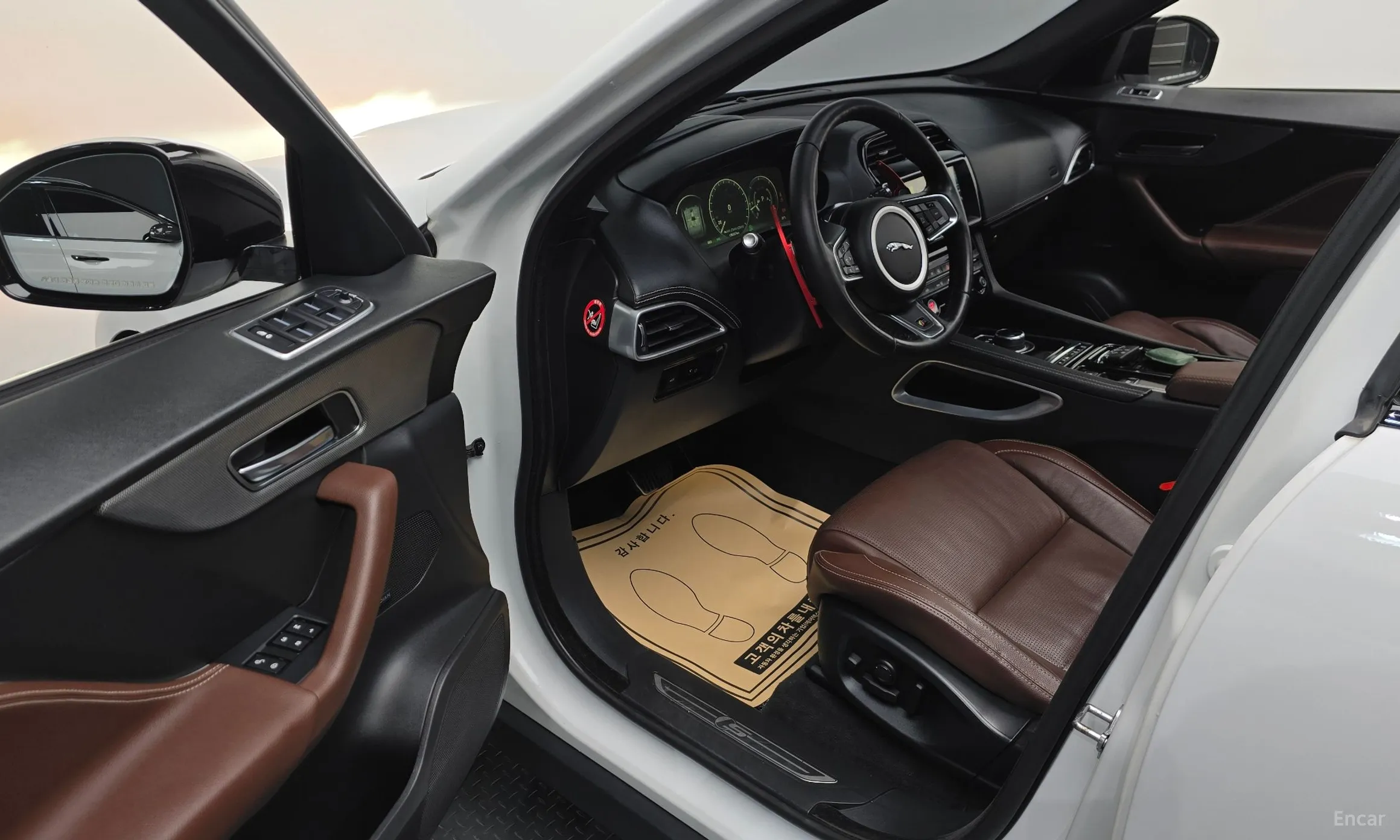 Jaguar F-PACE превью 10