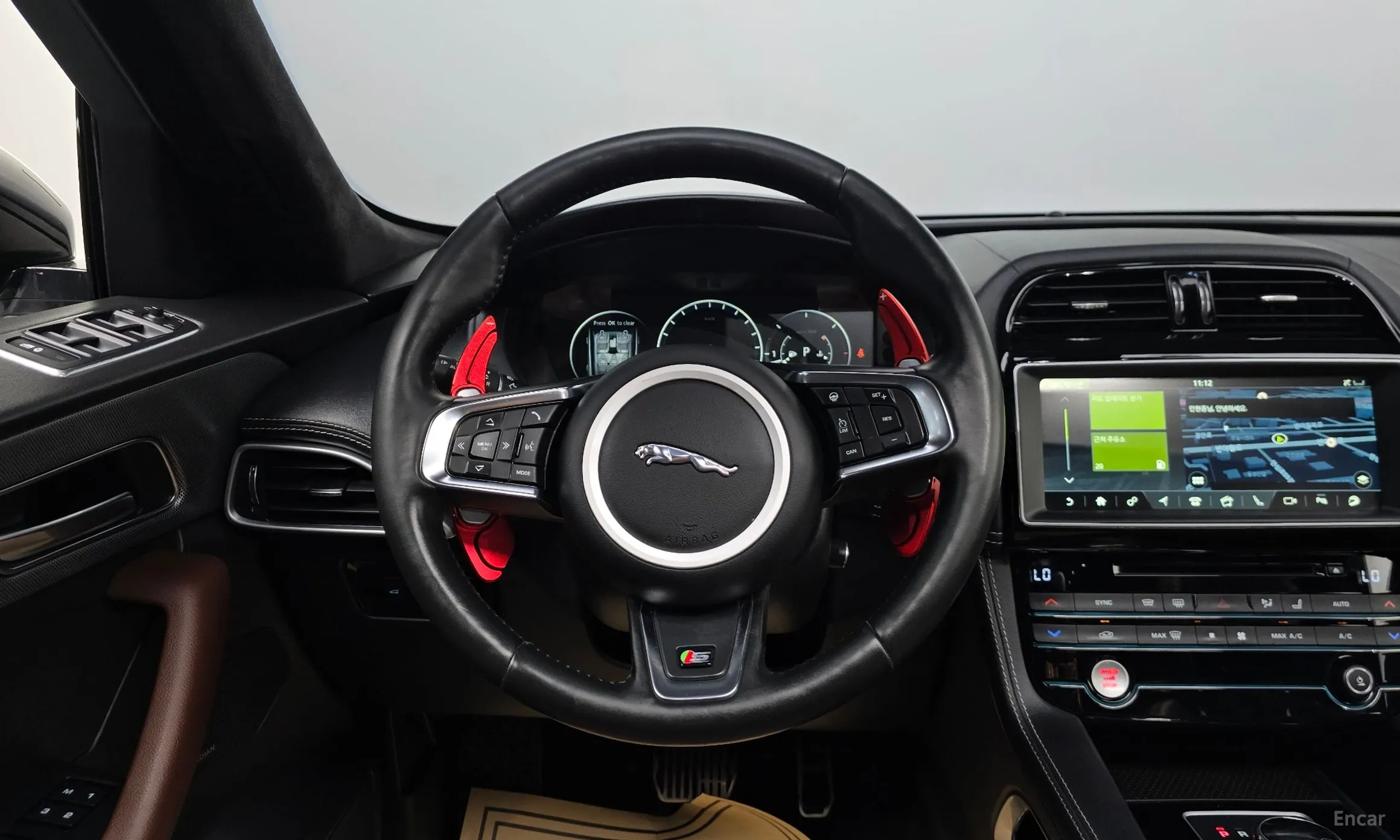 Jaguar F-PACE превью 12