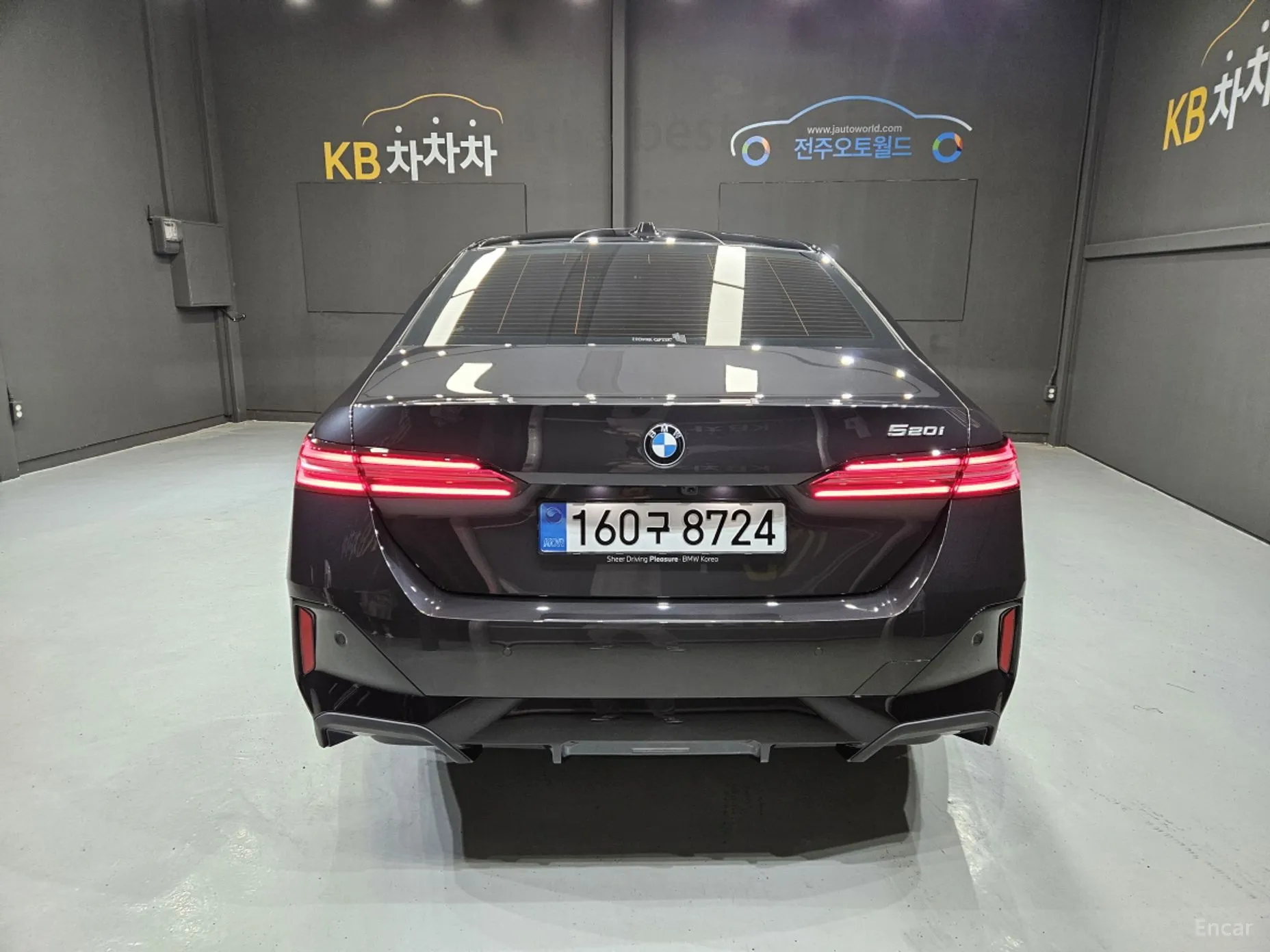 BMW 5 Series (G60) превью 4