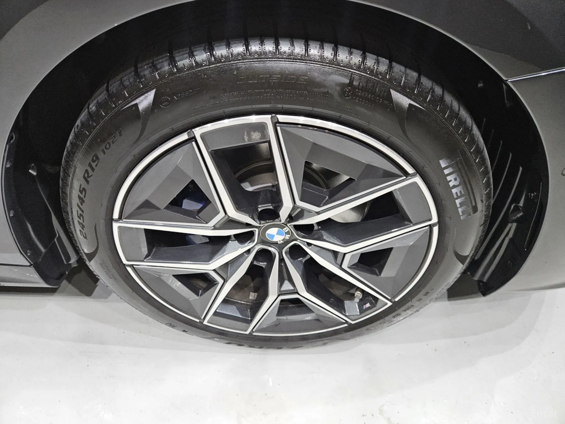 BMW 5 Series (G60) превью 5