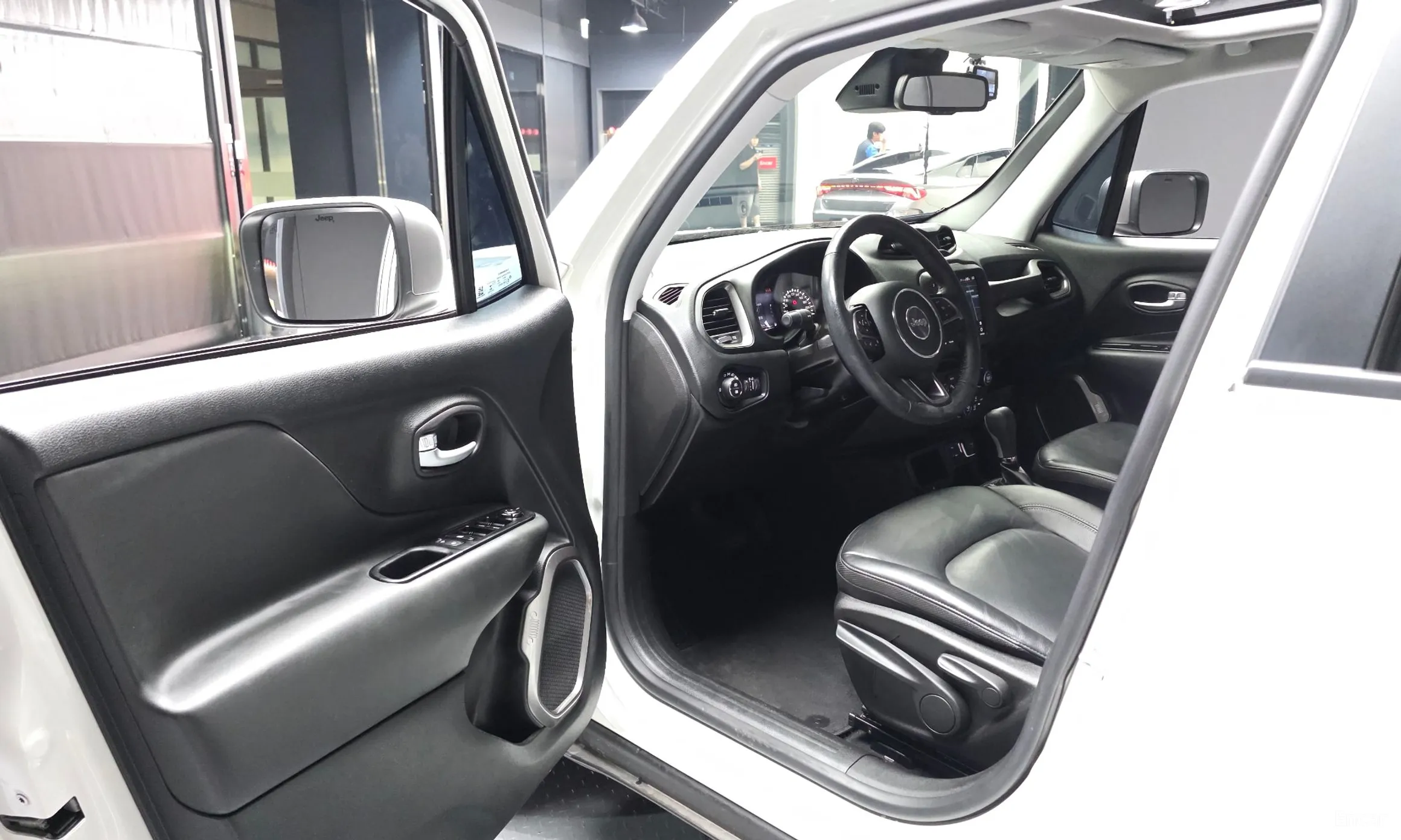 Jeep Renegade превью 10