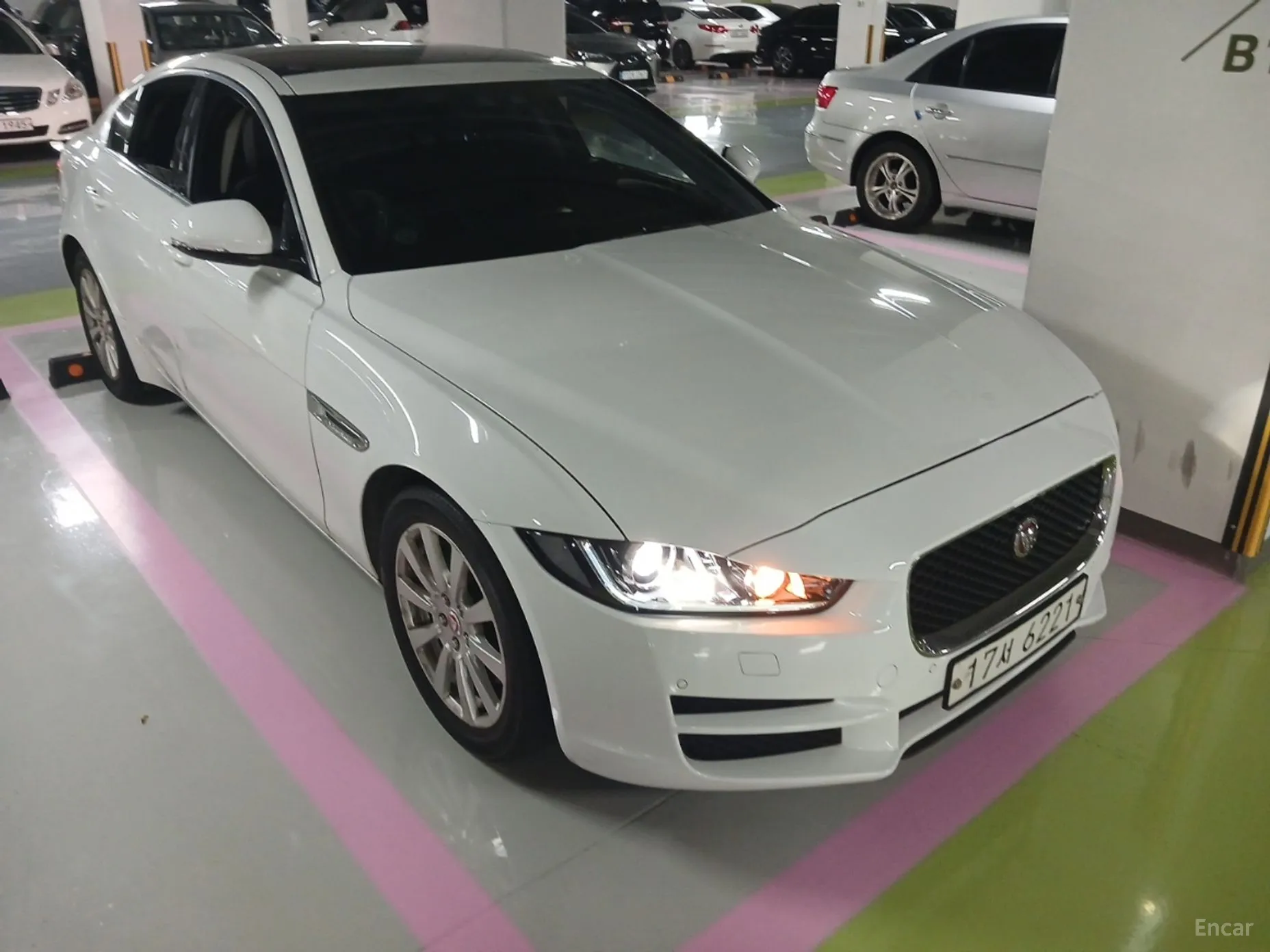 Jaguar XE превью 3