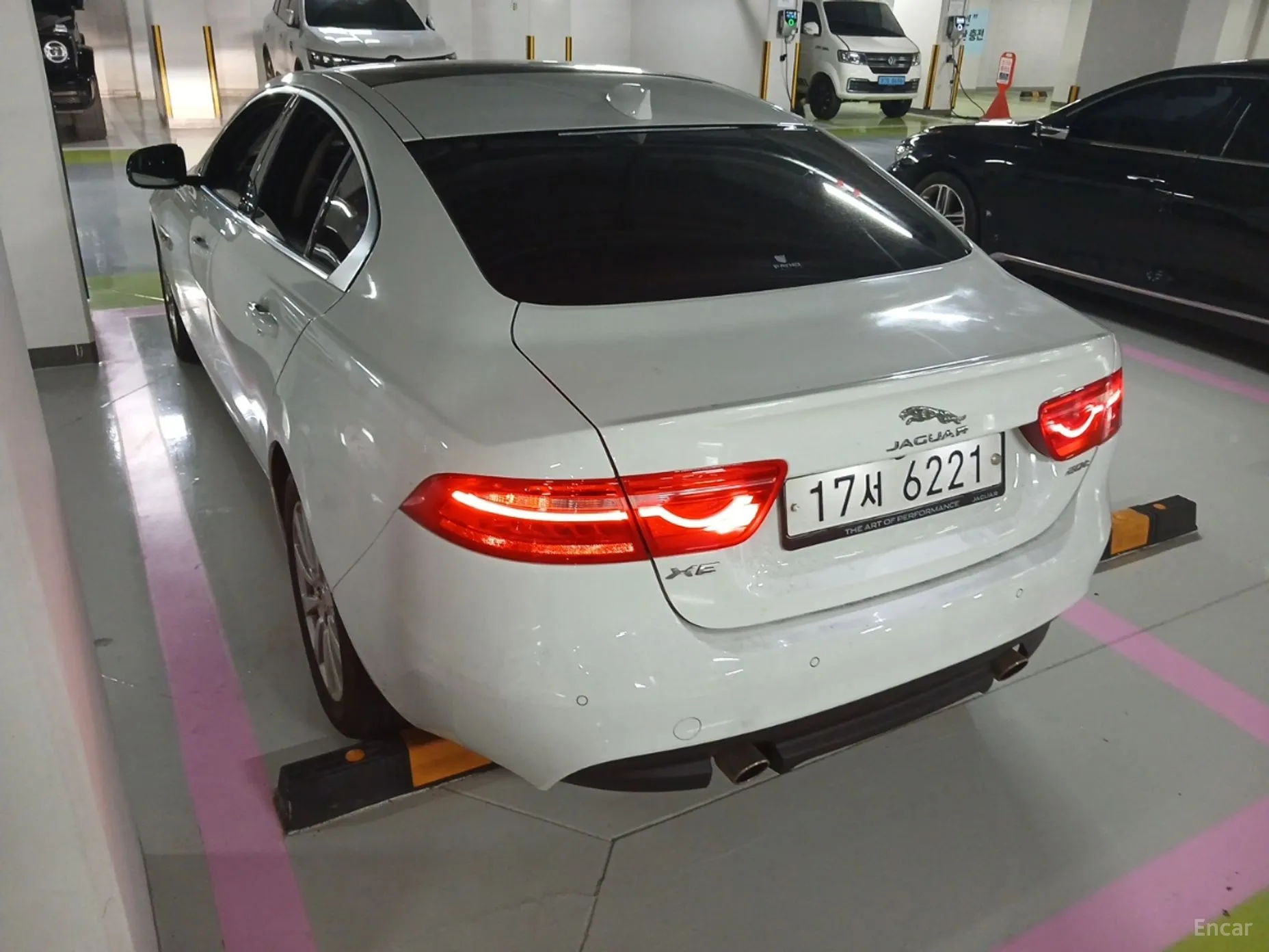 Jaguar XE превью 4
