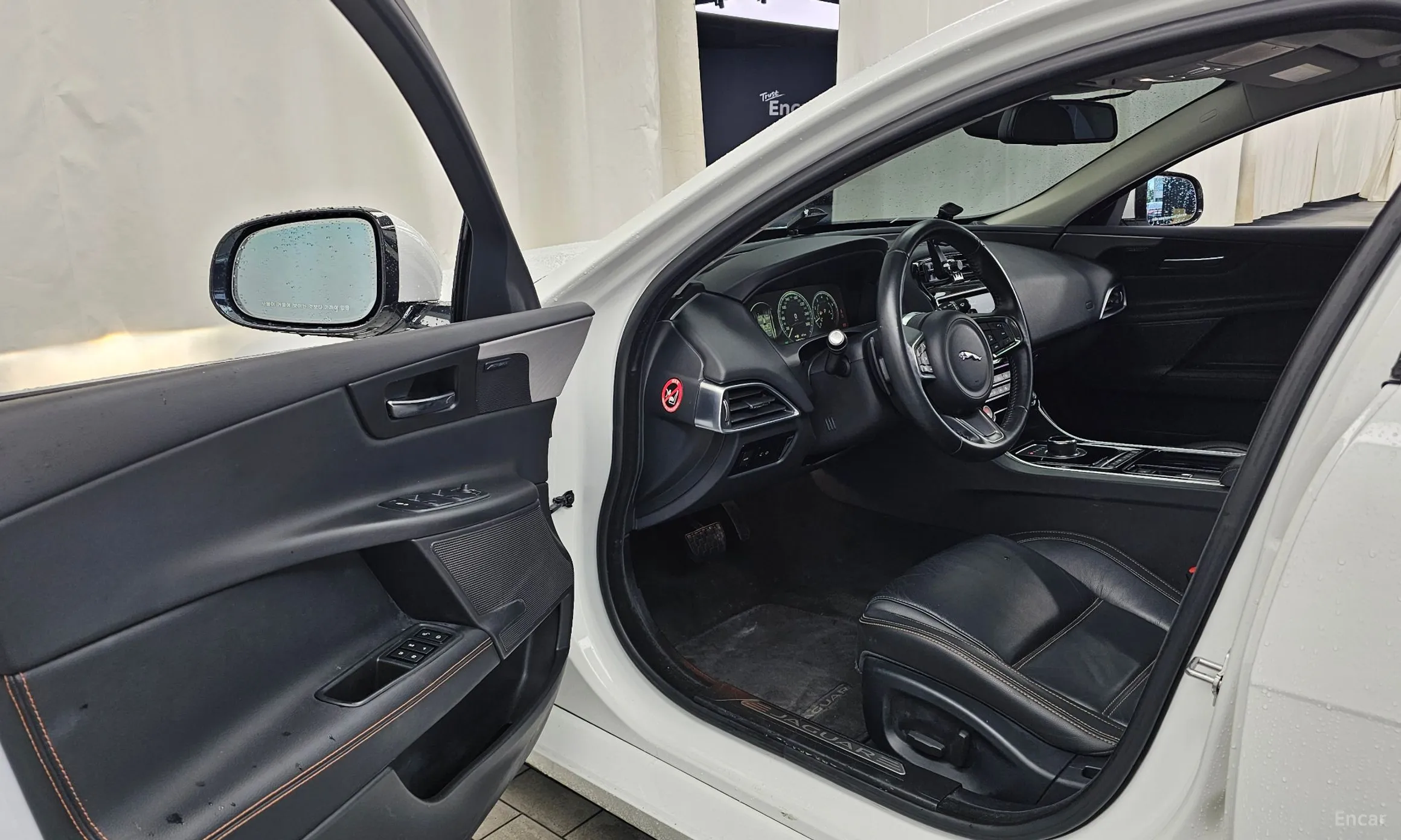 Jaguar XE превью 10